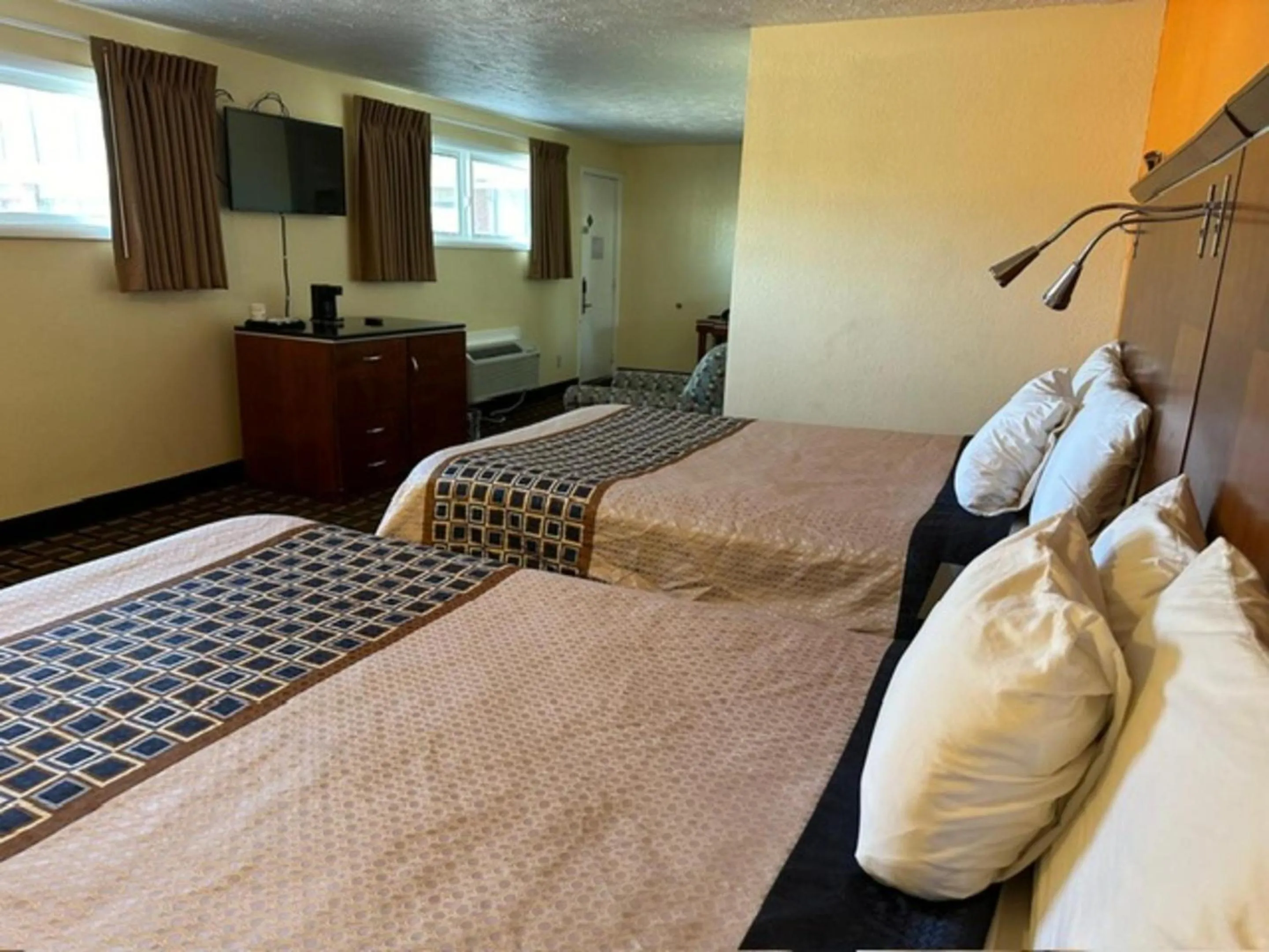 Bed in Stay Inn by OYO Near I 80 Lincoln West