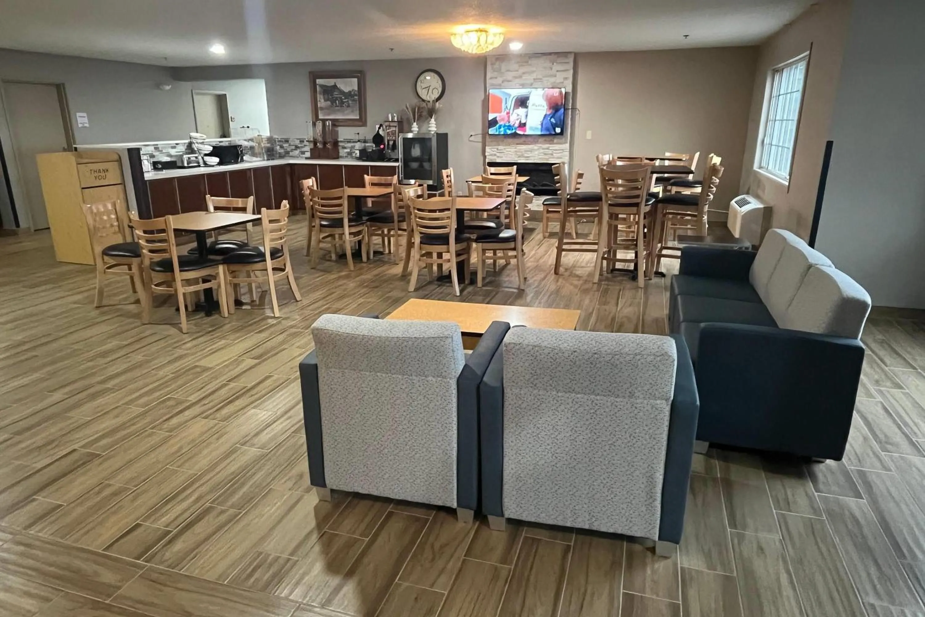 Breakfast in Days Inn & Suites by Wyndham Williamsburg IA North
