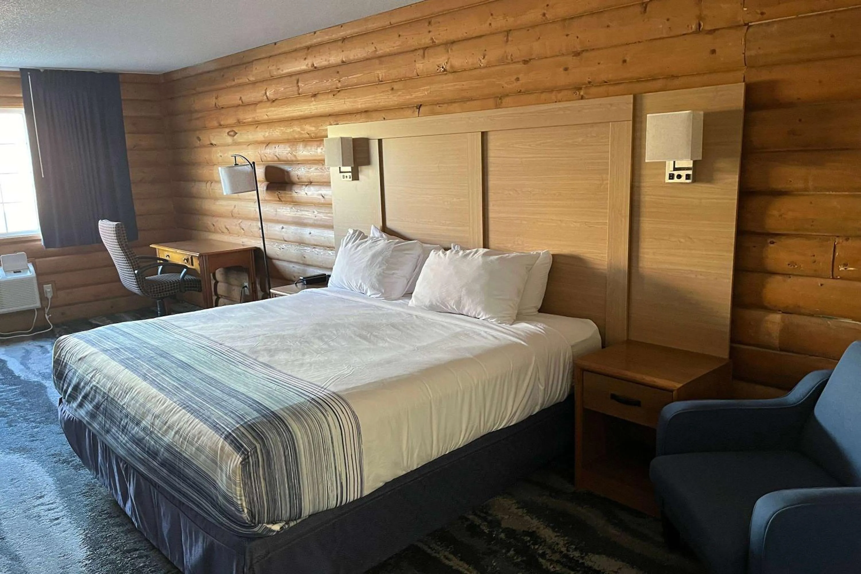 Photo of the whole room, Bed in Days Inn & Suites by Wyndham Williamsburg IA North