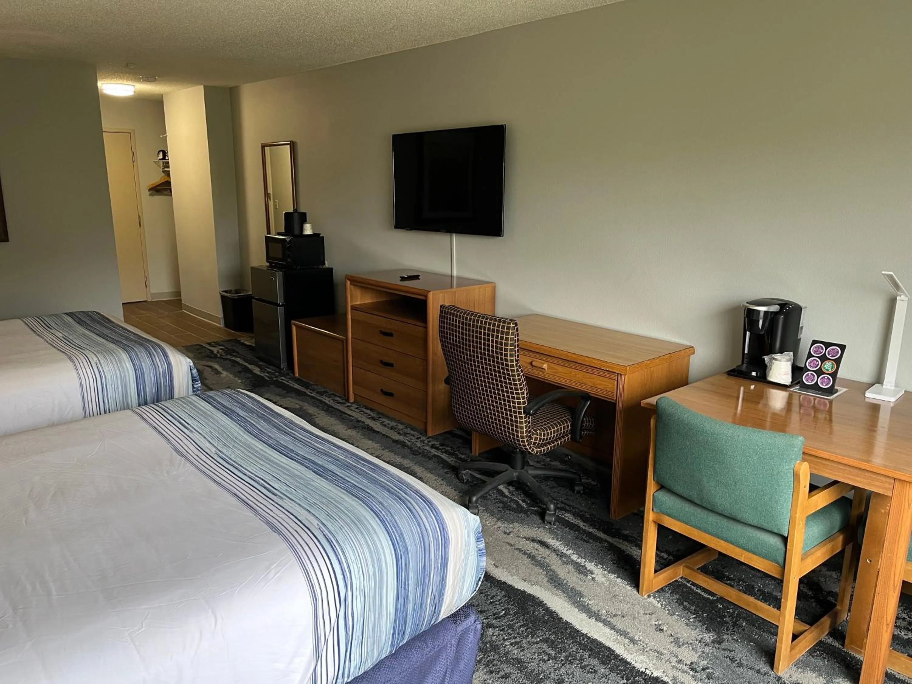 Photo of the whole room, Bed in Days Inn & Suites by Wyndham Williamsburg IA North