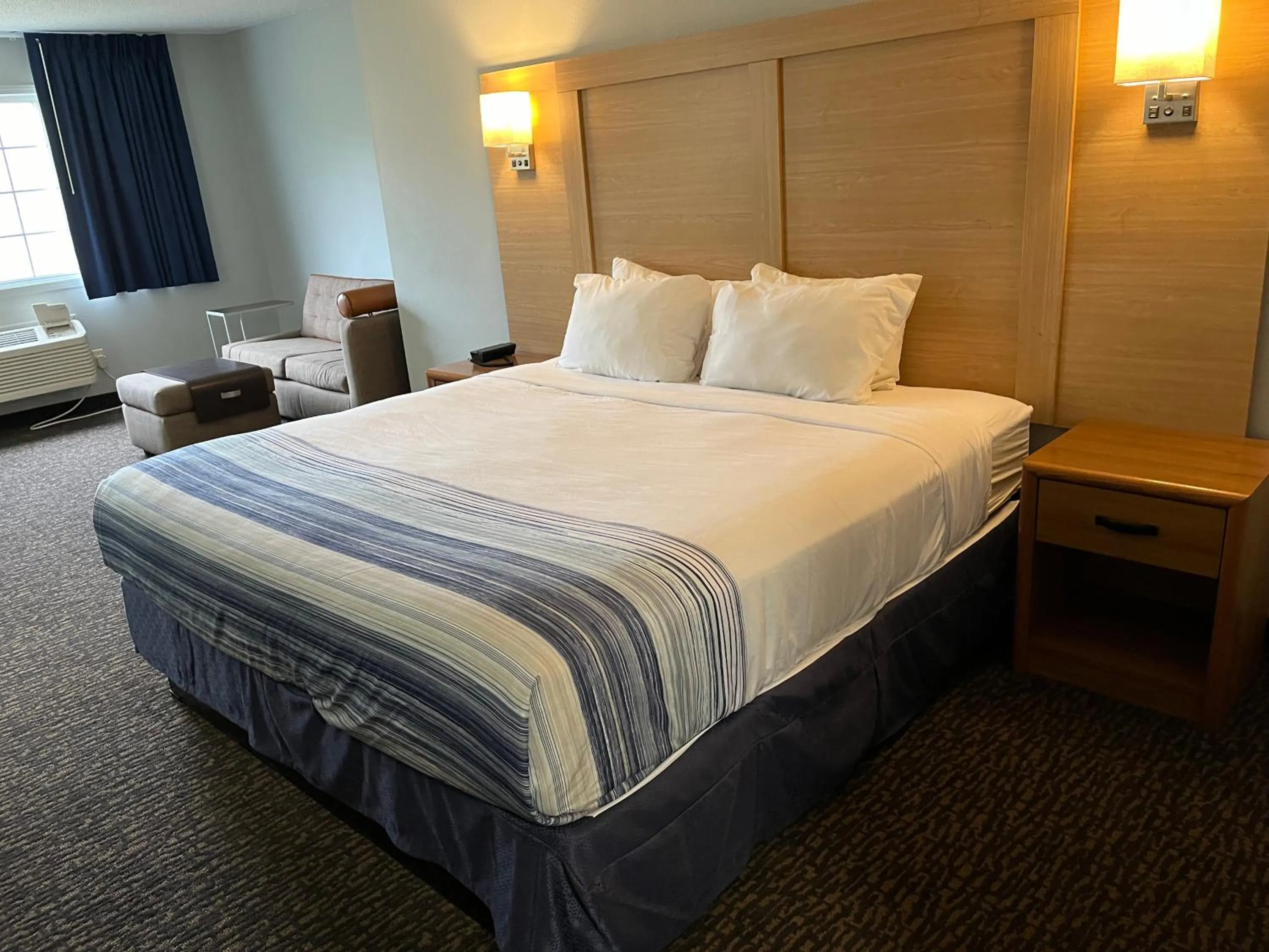 Living room, Bed in Days Inn & Suites by Wyndham Williamsburg IA North