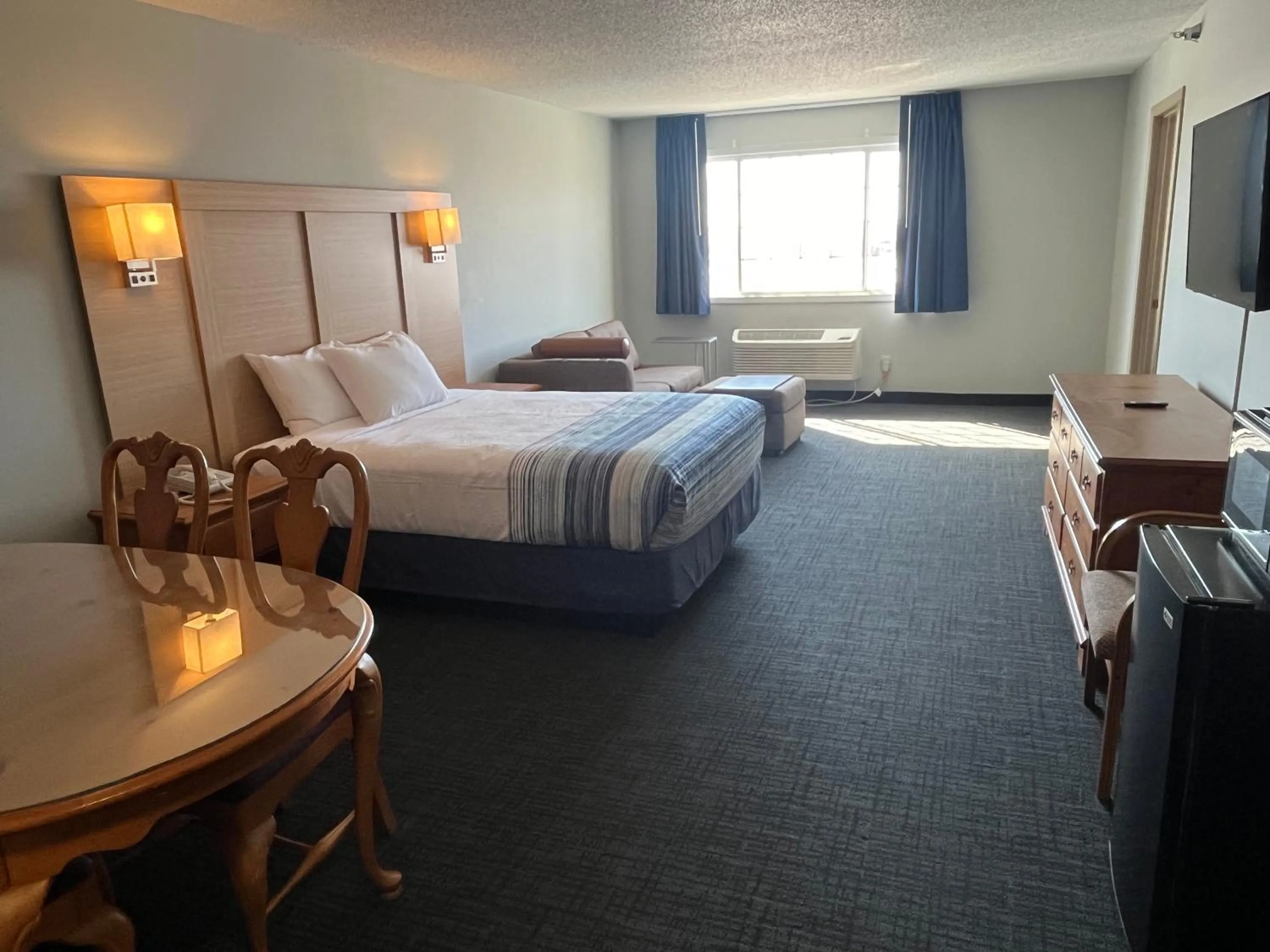 Photo of the whole room, Bed in Days Inn & Suites by Wyndham Williamsburg IA North