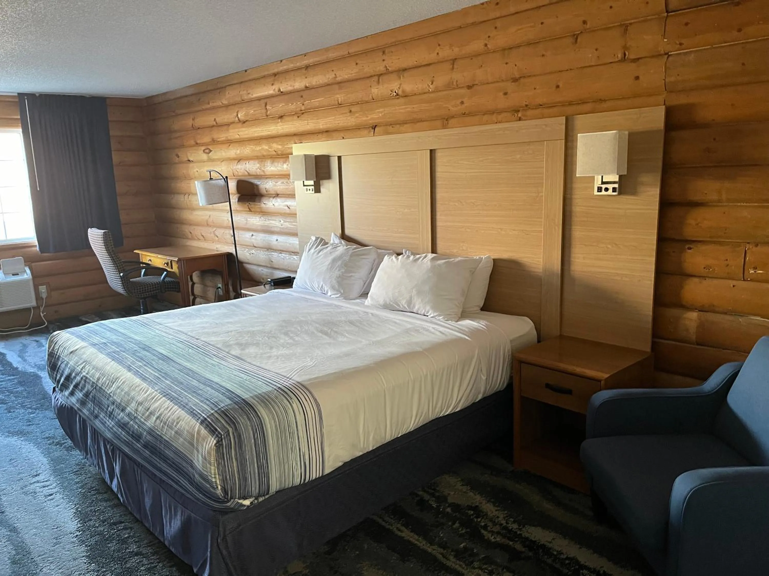 Bed in Days Inn & Suites by Wyndham Williamsburg IA North