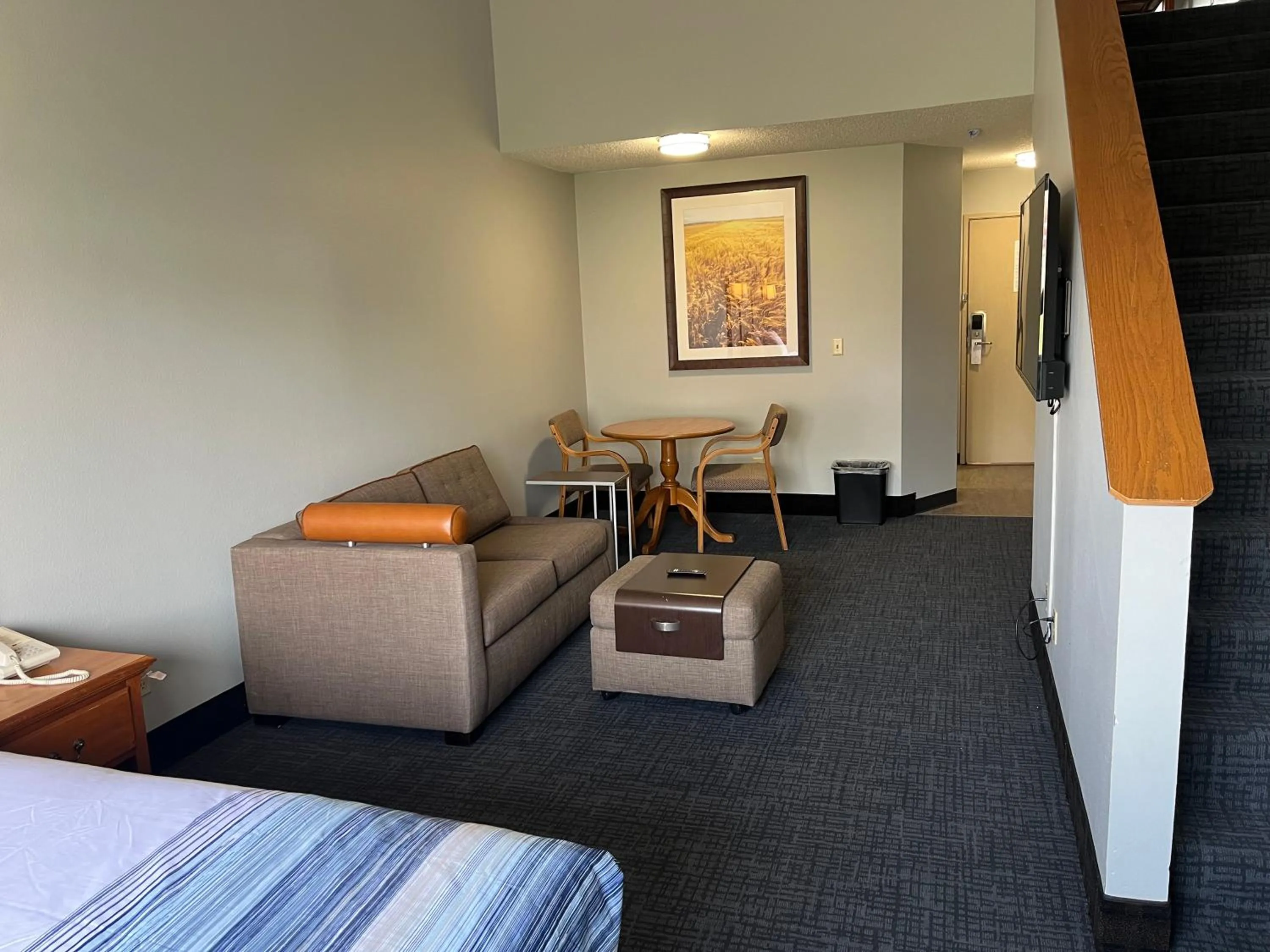 Living room, Bed in Days Inn & Suites by Wyndham Williamsburg IA North