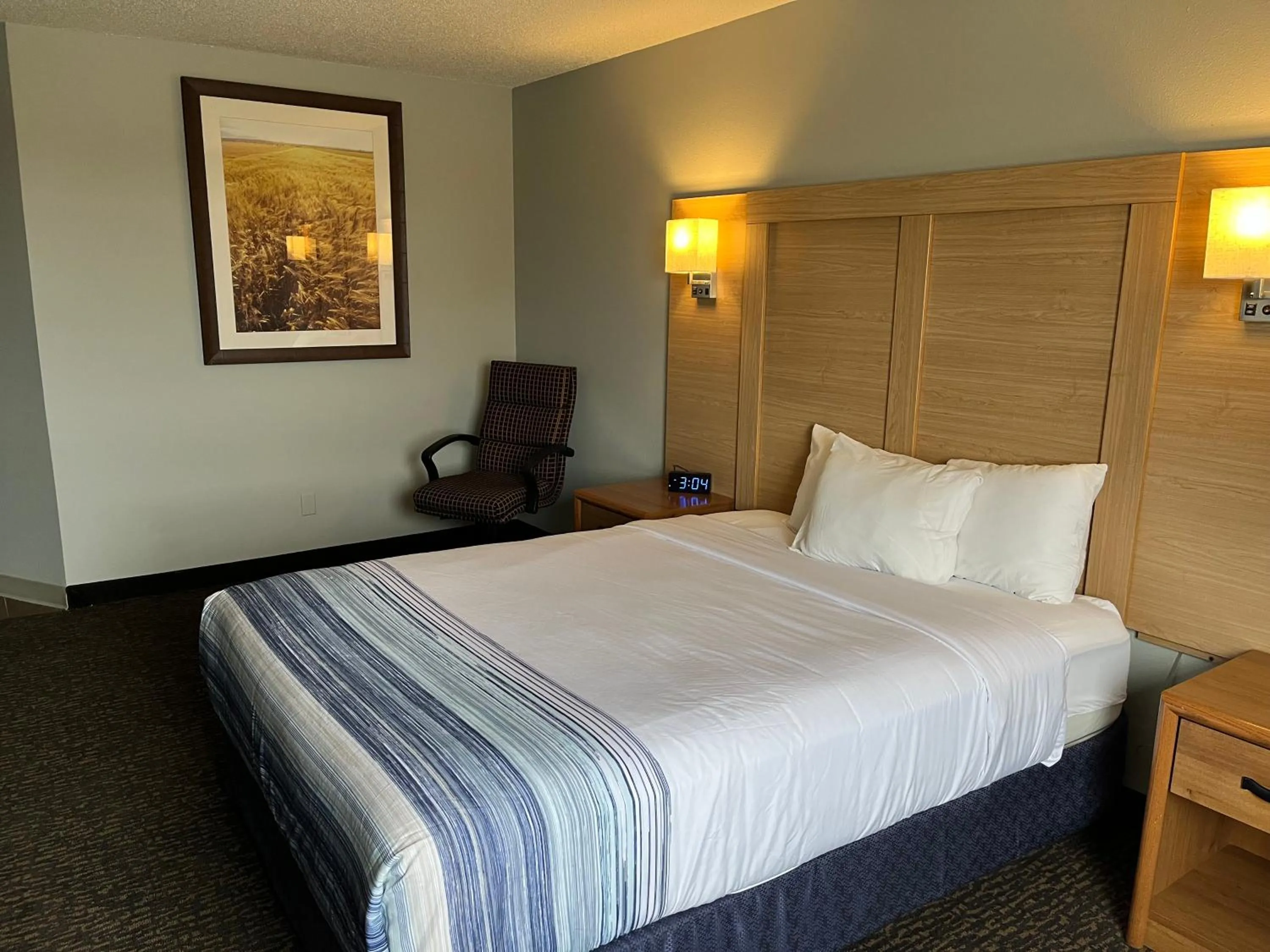 Bed in Days Inn & Suites by Wyndham Williamsburg IA North