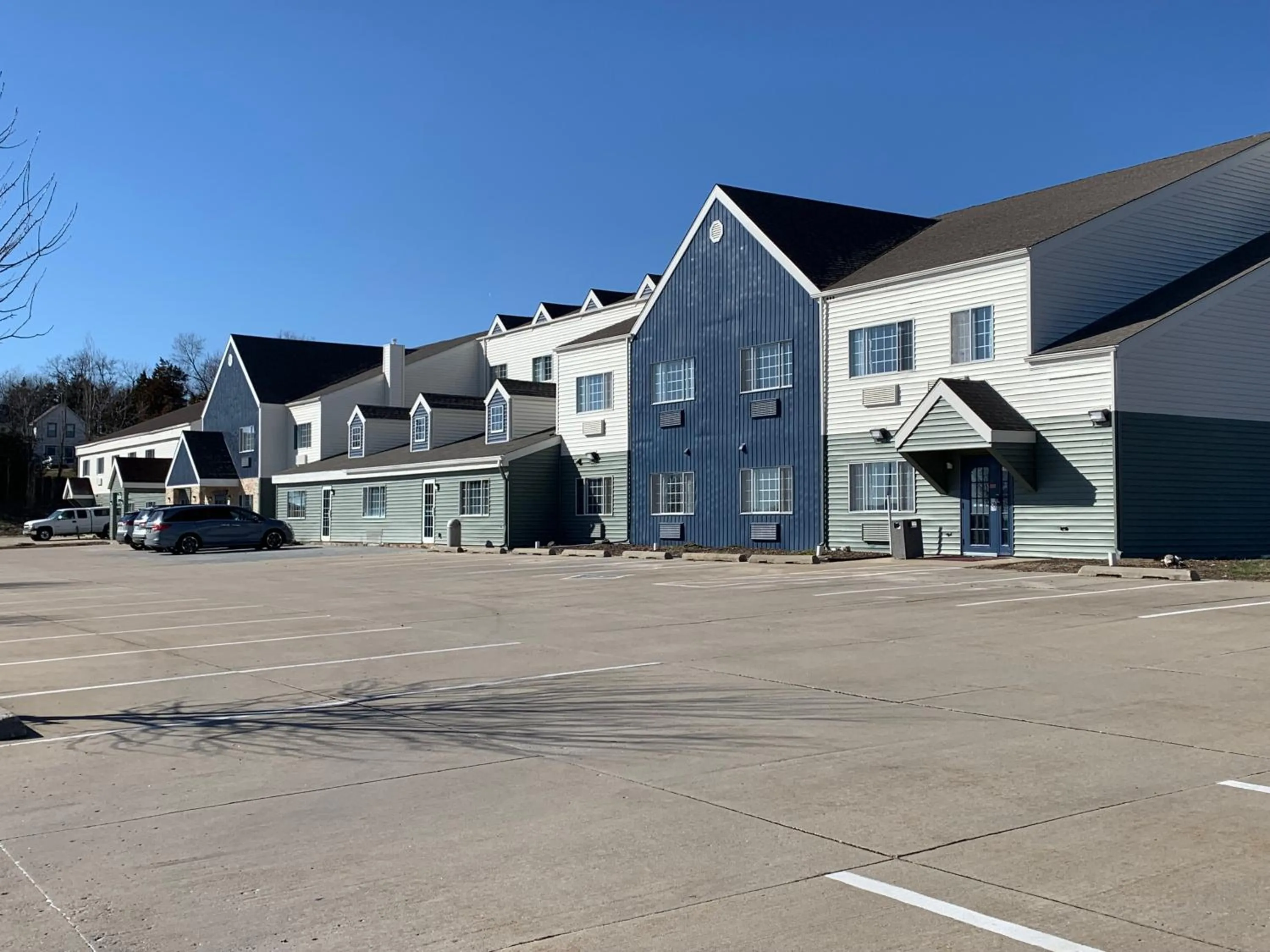 Property building in Days Inn & Suites by Wyndham Williamsburg IA North