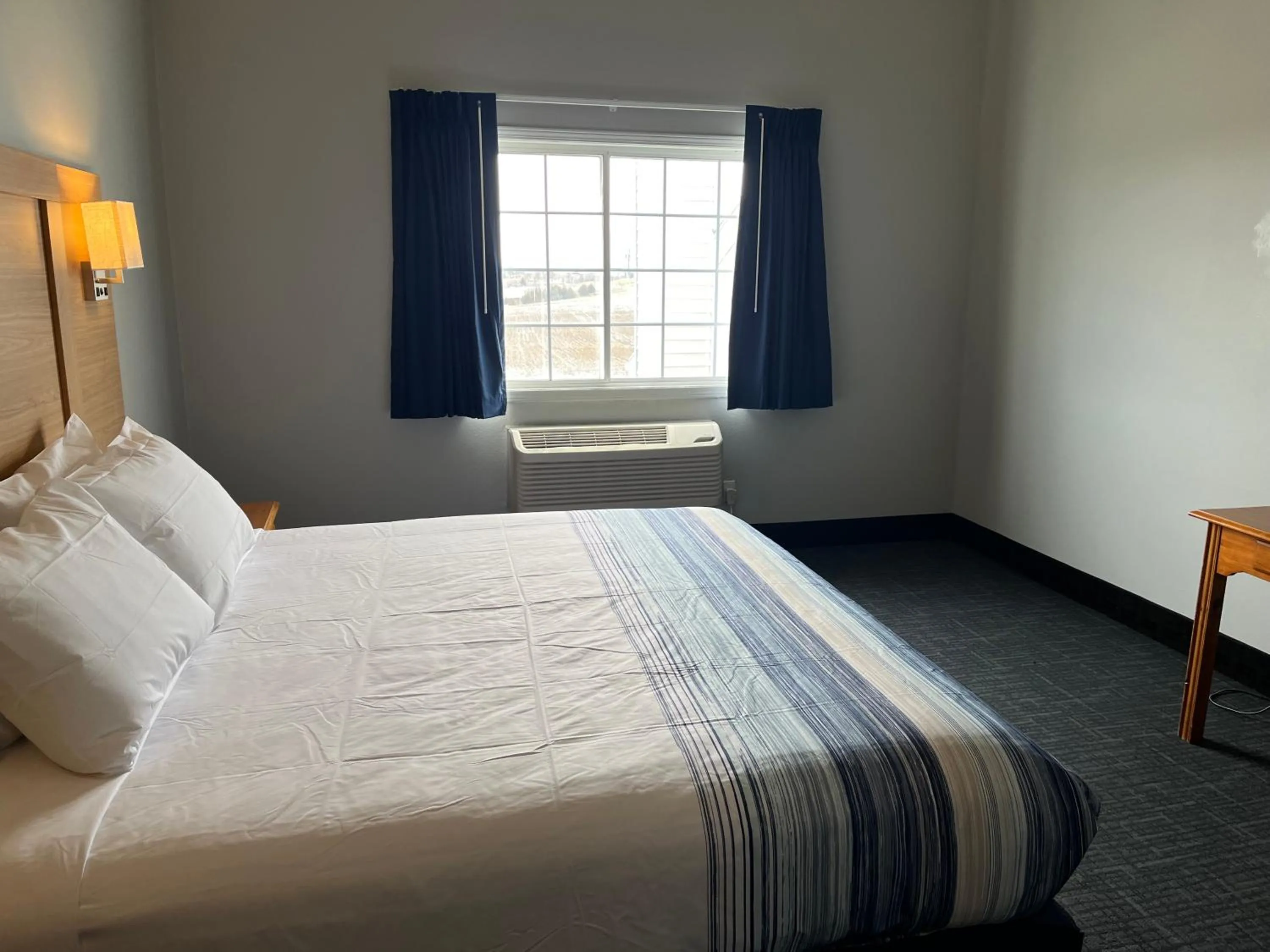 Bed in Days Inn & Suites by Wyndham Williamsburg IA North