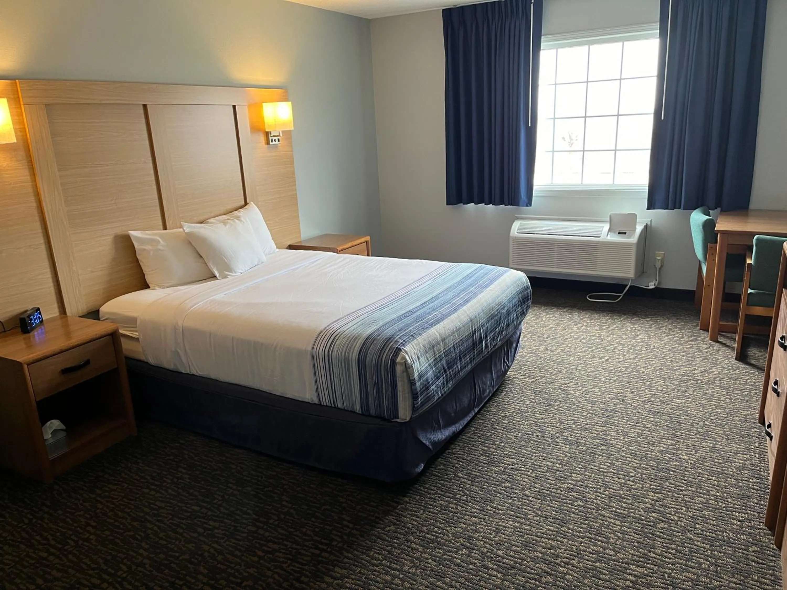 Bed in Days Inn & Suites by Wyndham Williamsburg IA North