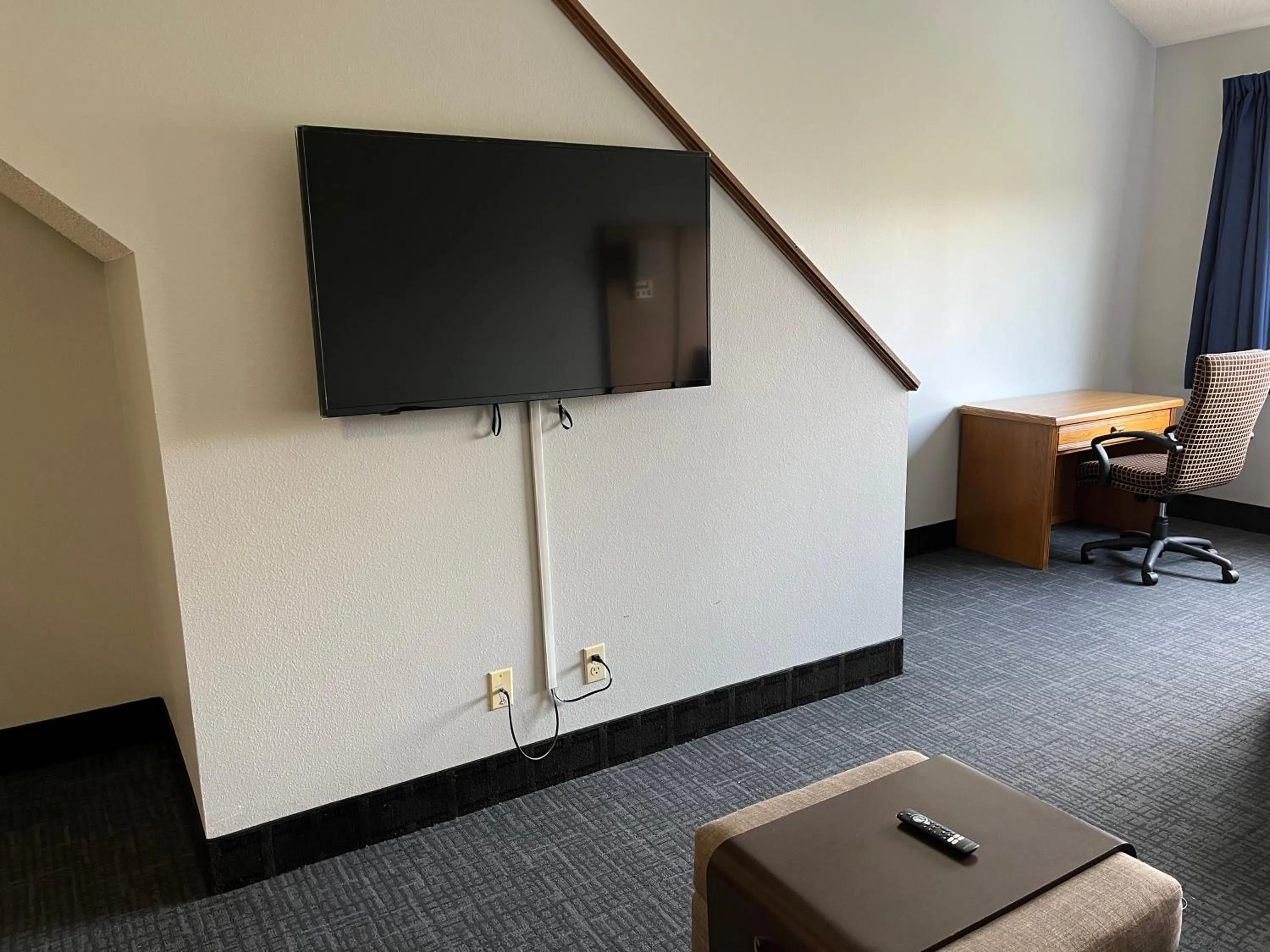 Communal lounge/ TV room in Days Inn & Suites by Wyndham Williamsburg IA North