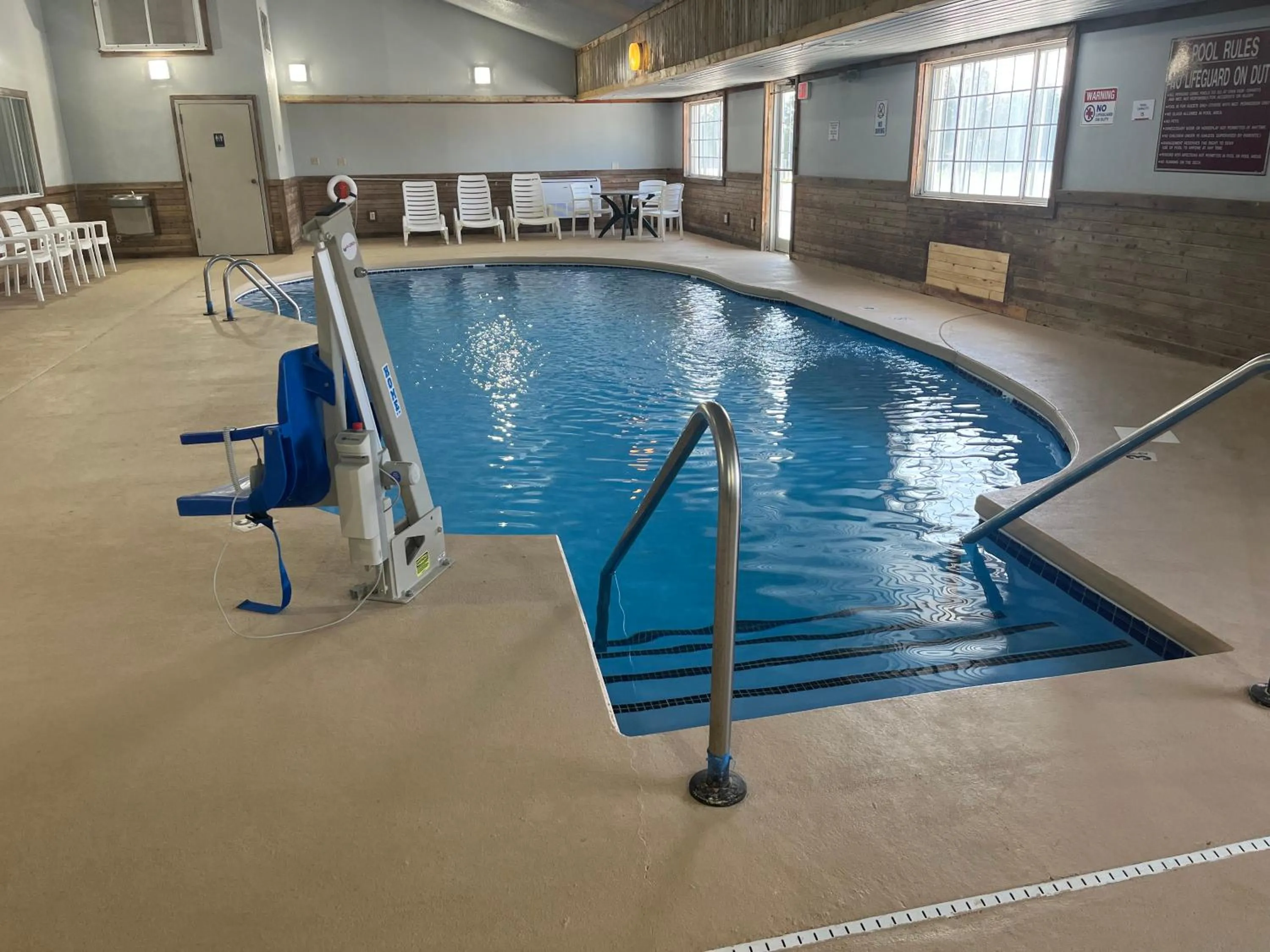 Swimming pool in Days Inn & Suites by Wyndham Williamsburg IA North