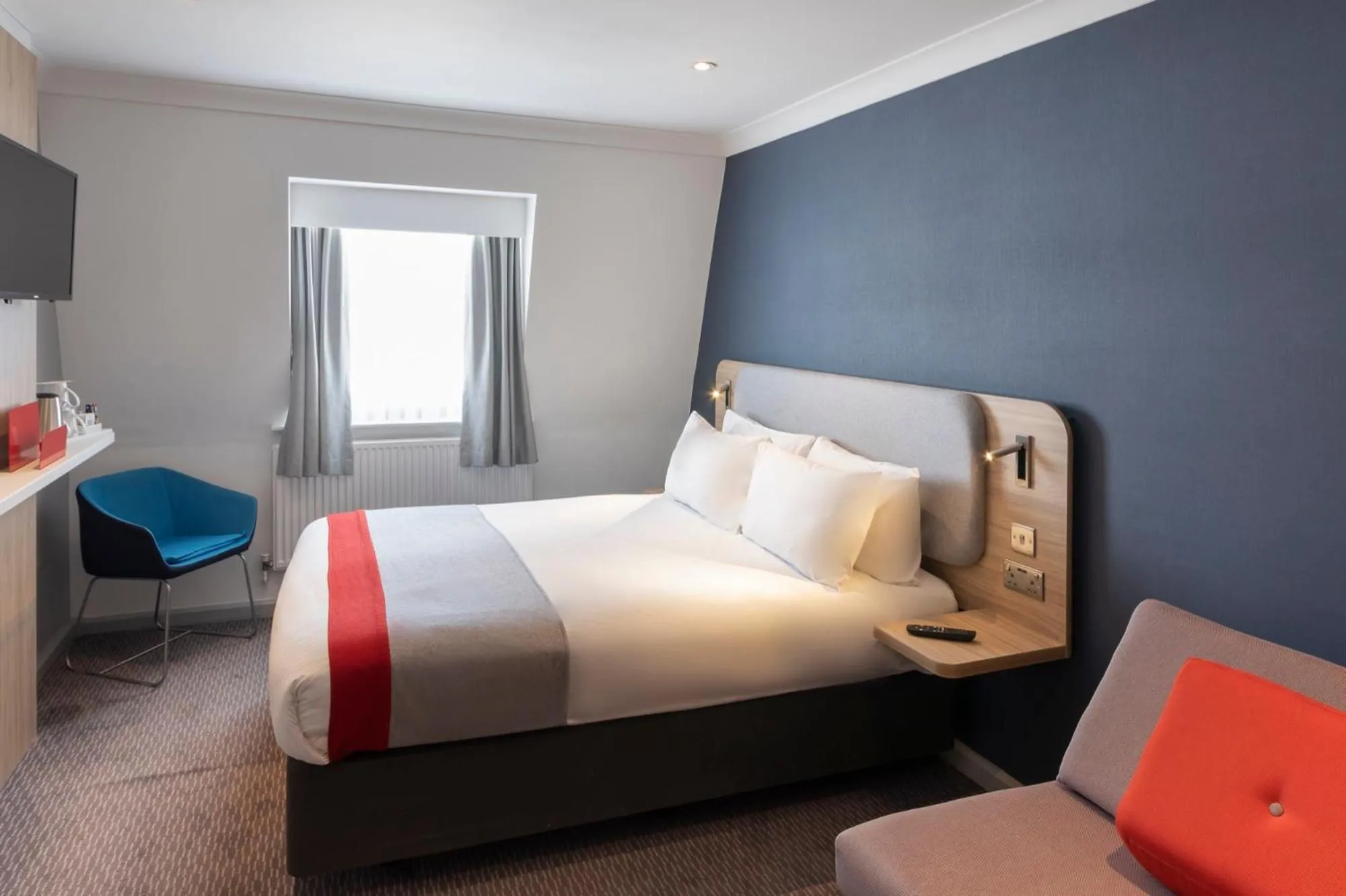 Bed in Holiday Inn Express London Victoria by IHG