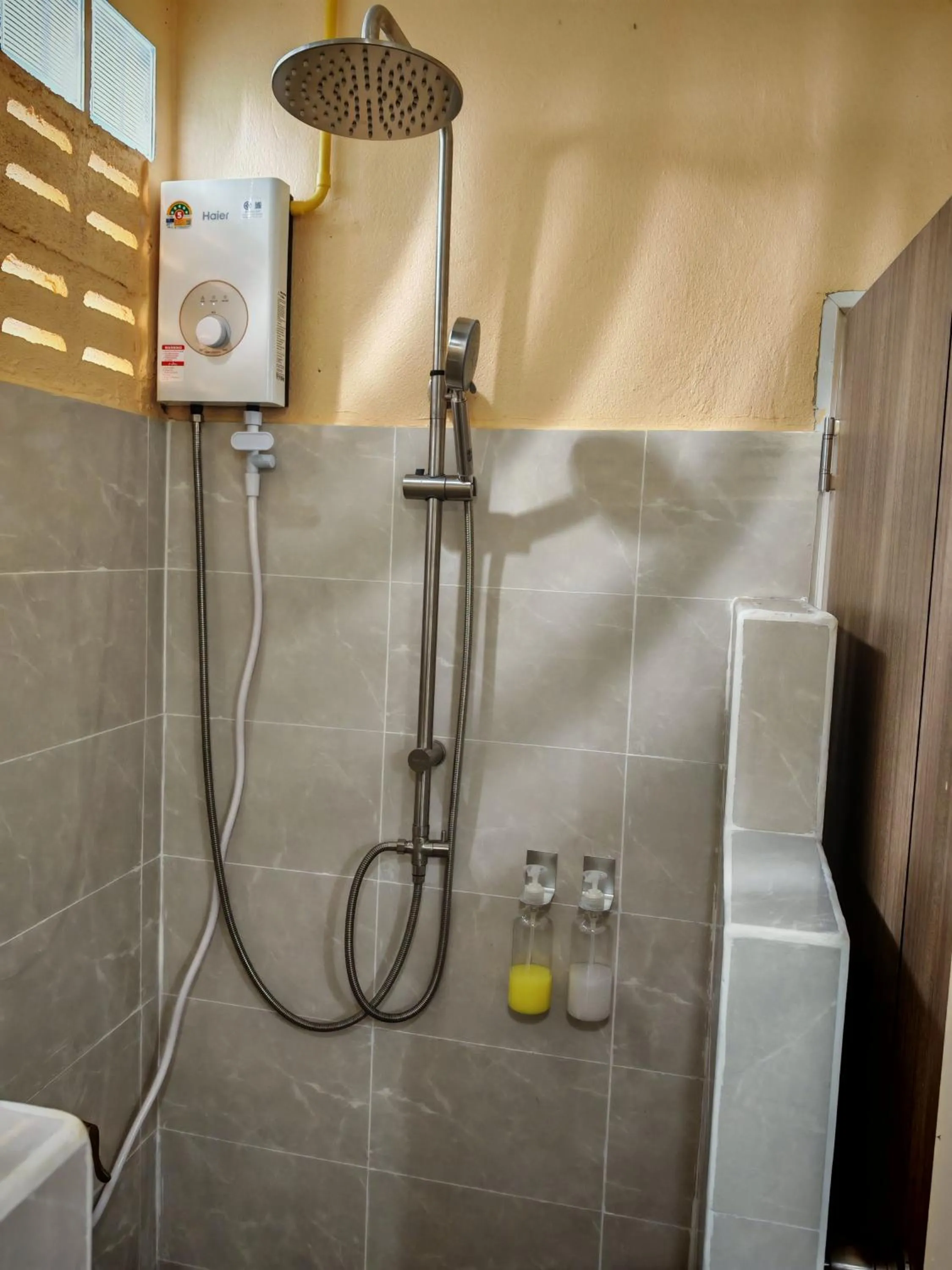 Shower in Baandin Chiewlarn