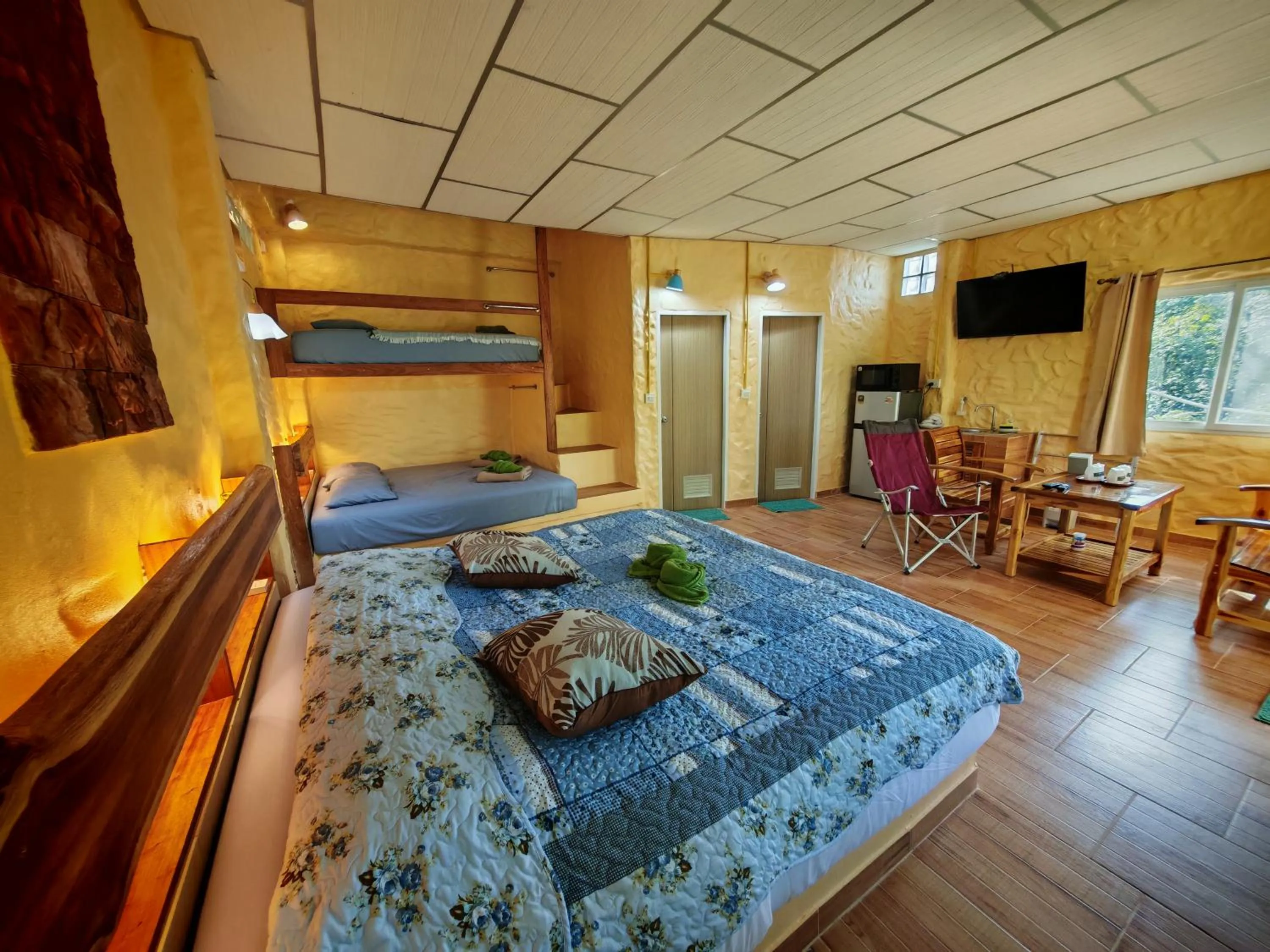 Communal lounge/ TV room, Bed in Baandin Chiewlarn