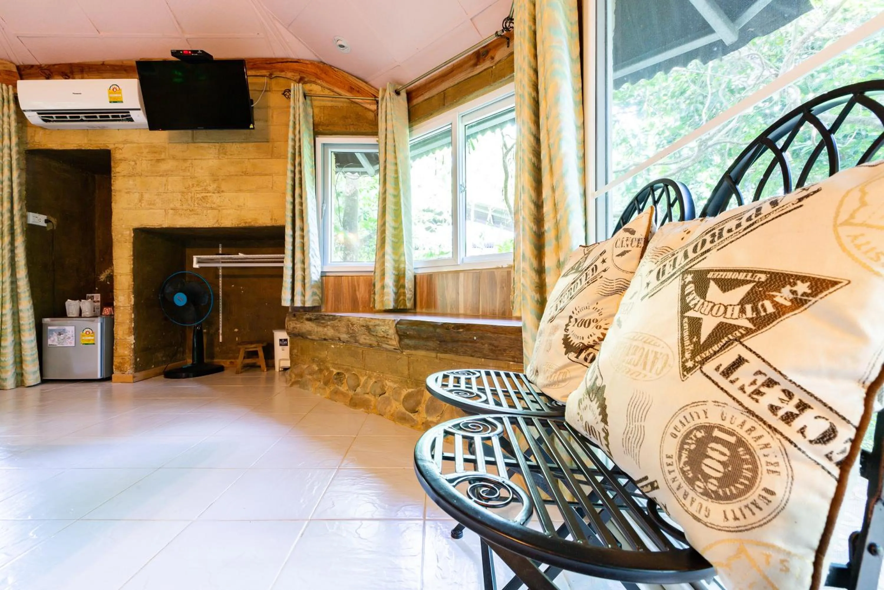 TV and multimedia in Baandin Chiewlarn