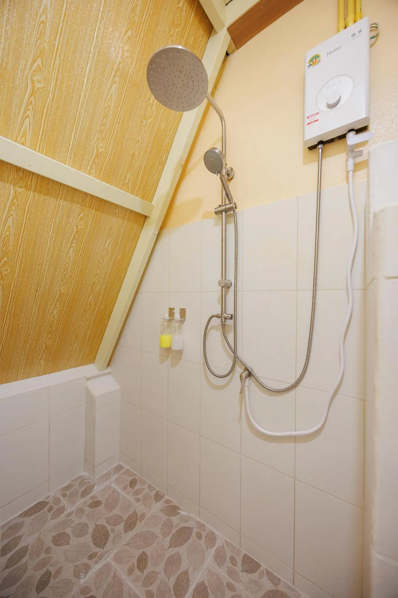 Shower in Baandin Chiewlarn