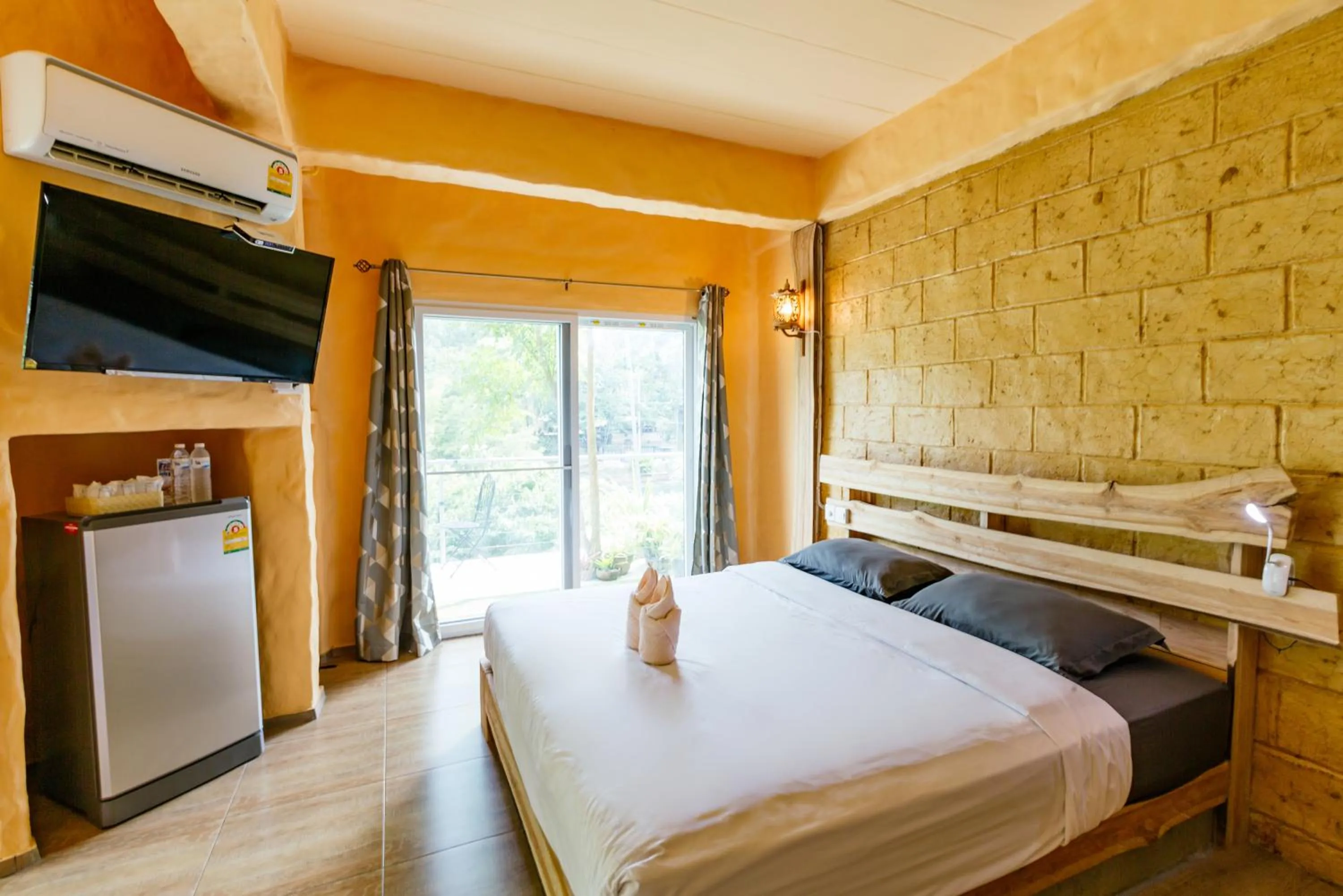 Communal lounge/ TV room, Bed in Baandin Chiewlarn