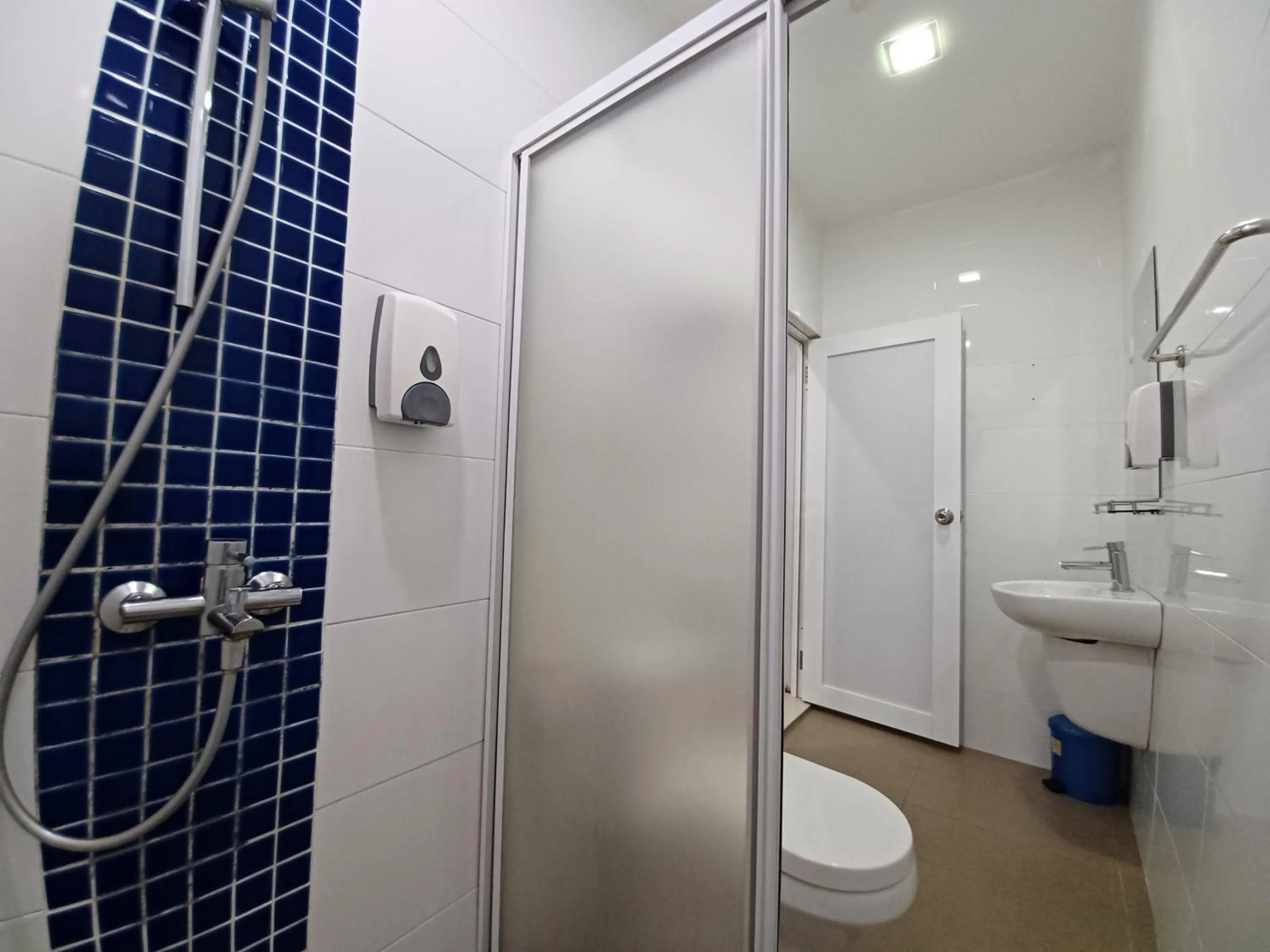 Bathroom in KT Chinatown Lodge