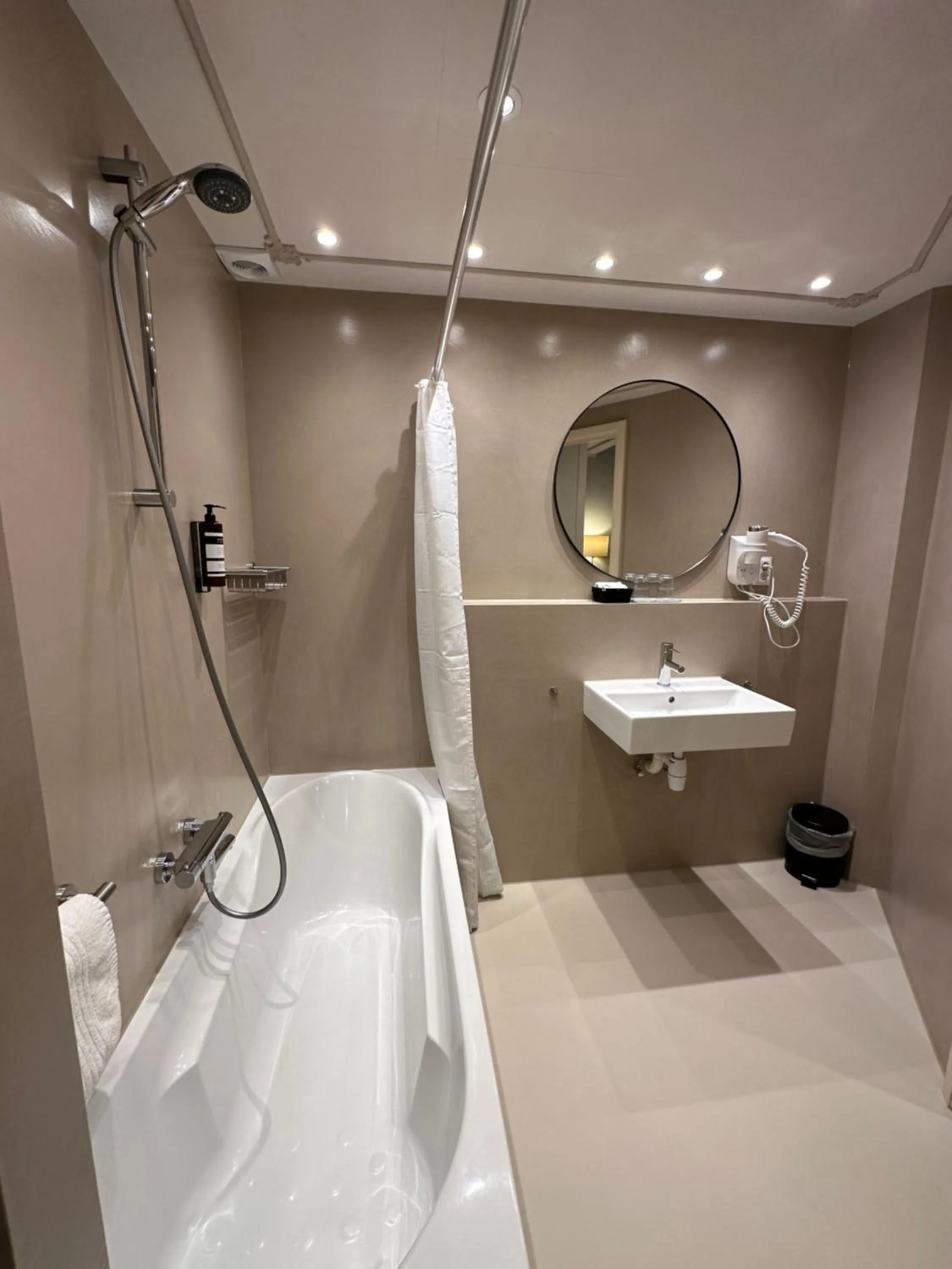 Bathroom in Hotel Grand Canal