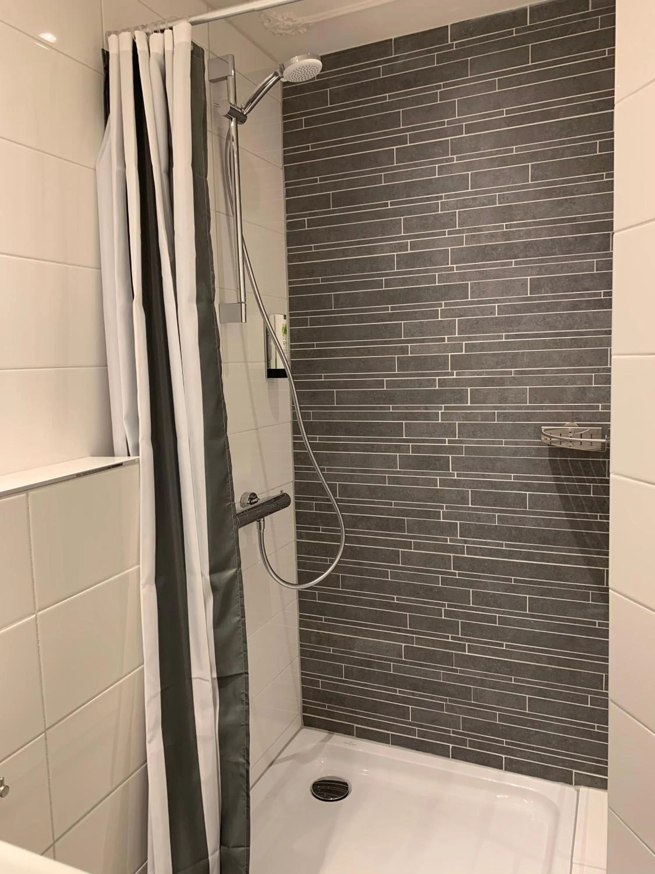 Shower in Hotel Grand Canal