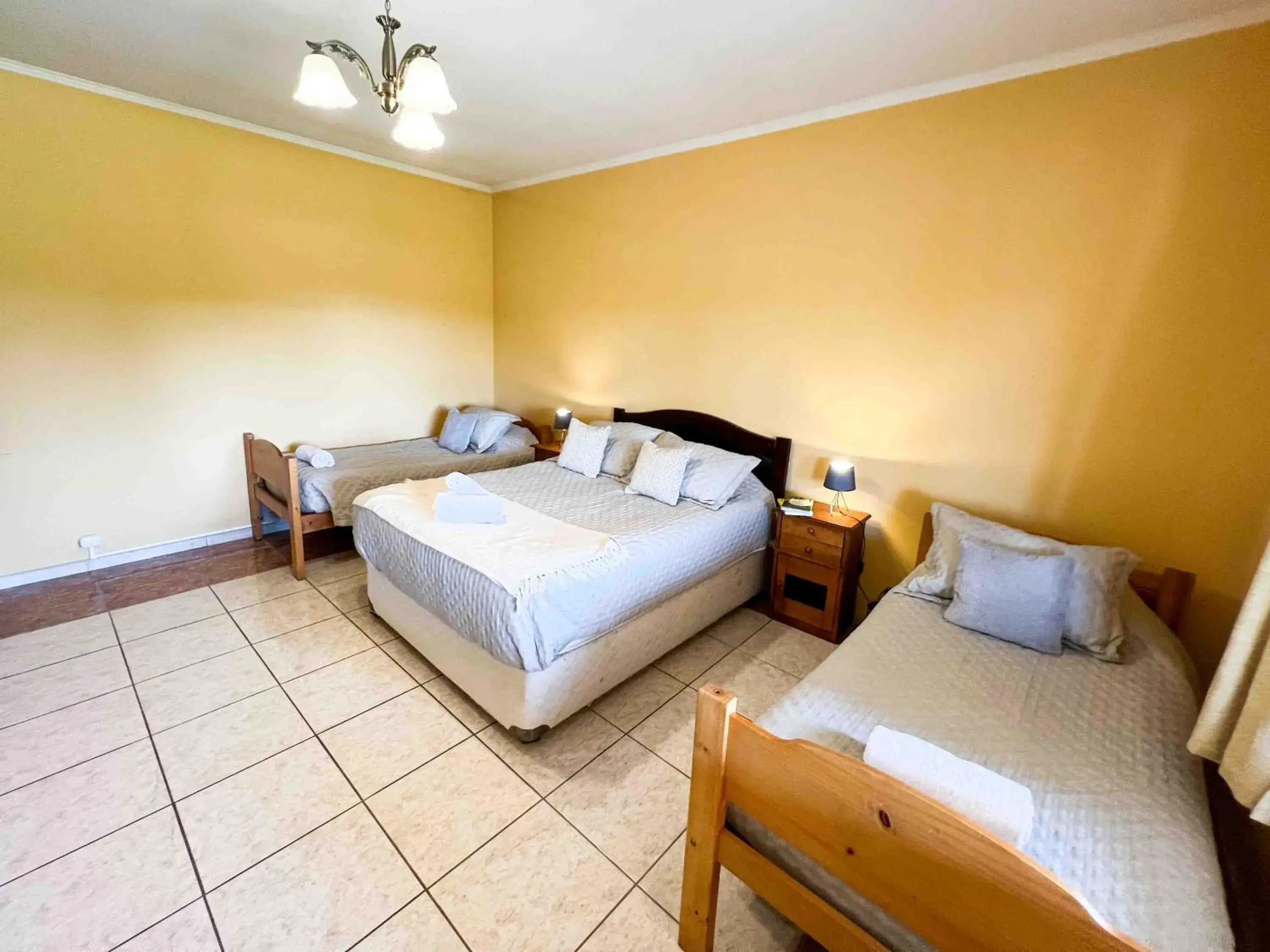 Quadruple Room with Bath in Hotel El Almendro Quadruple Room with Bath in Hotel El Almendro