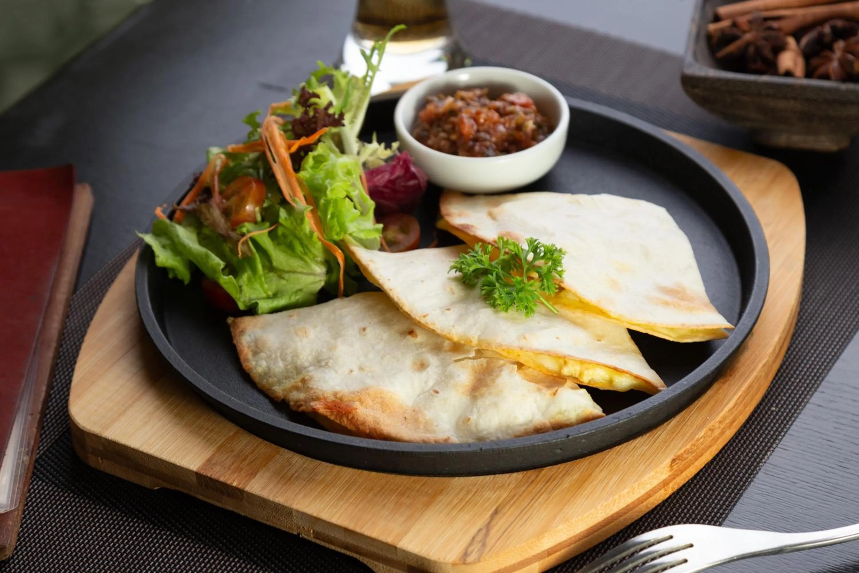 Food and drinks in Caravan Hotel by EHM