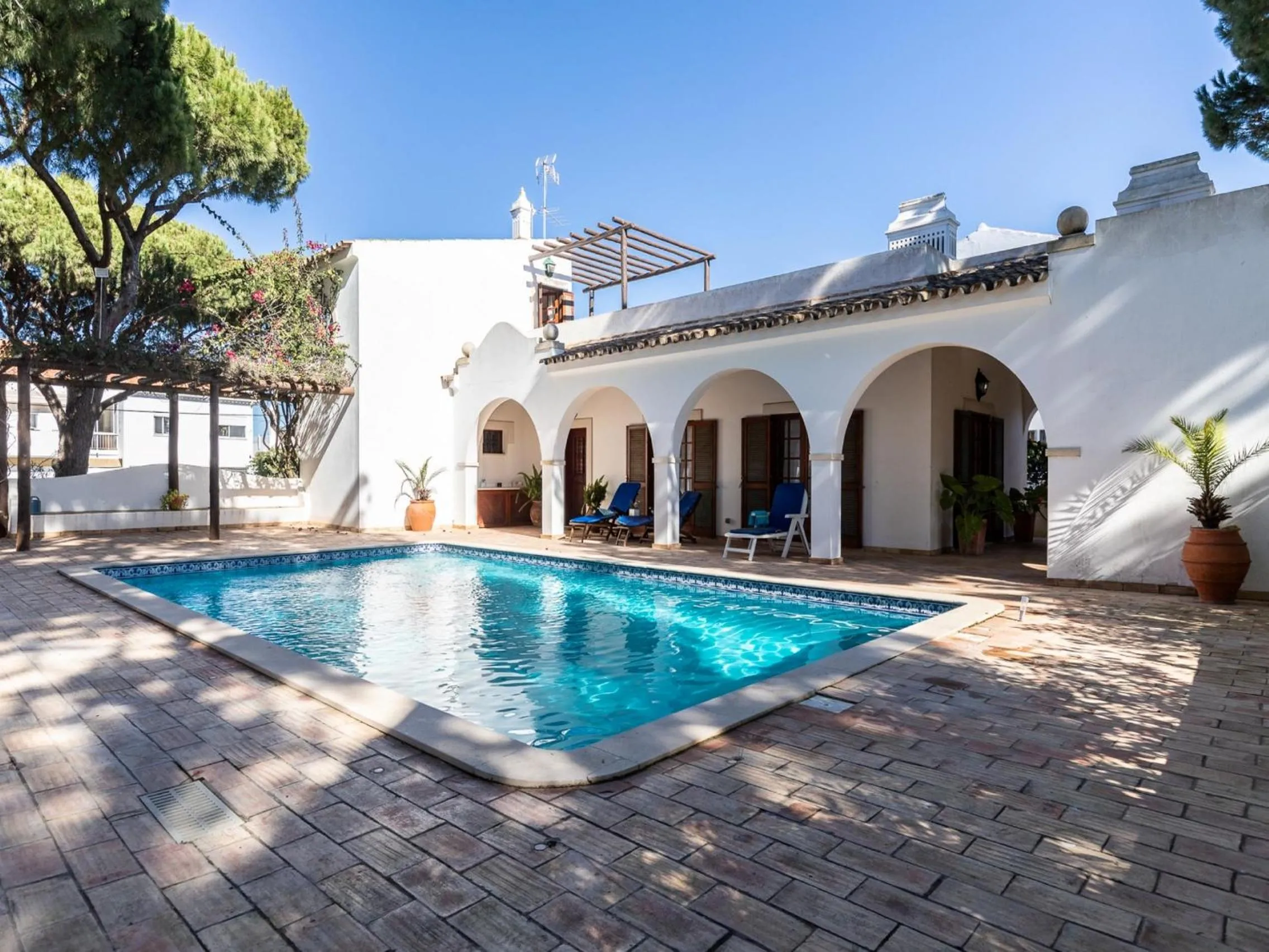 Swimming pool in Akisol Faro Relax