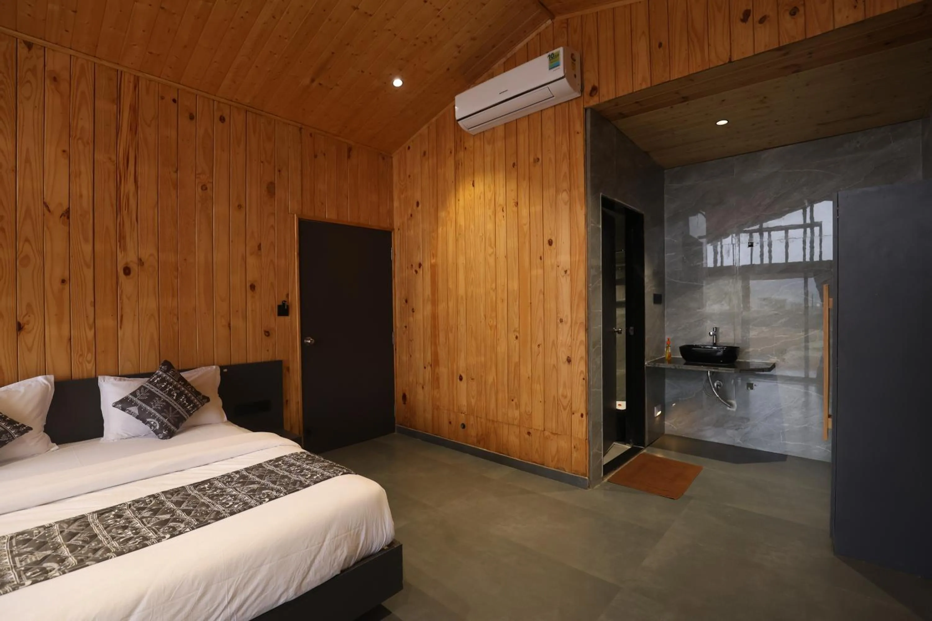 Bedroom, Bed in Shreephal luxurious Resort- Best resort in saputara