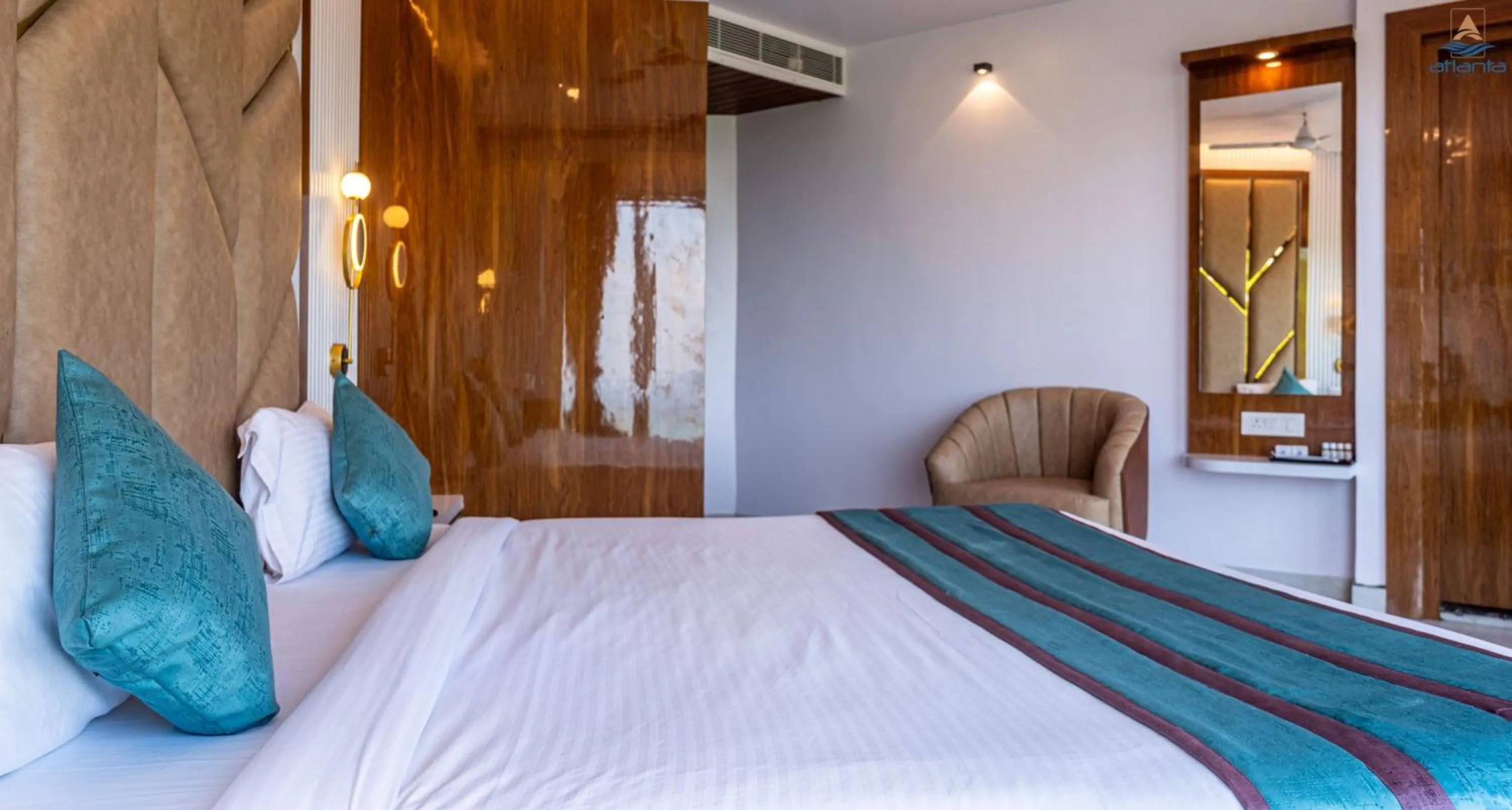 Photo of the whole room, Bed in Hotel Atlanta - A Seaview Hotel