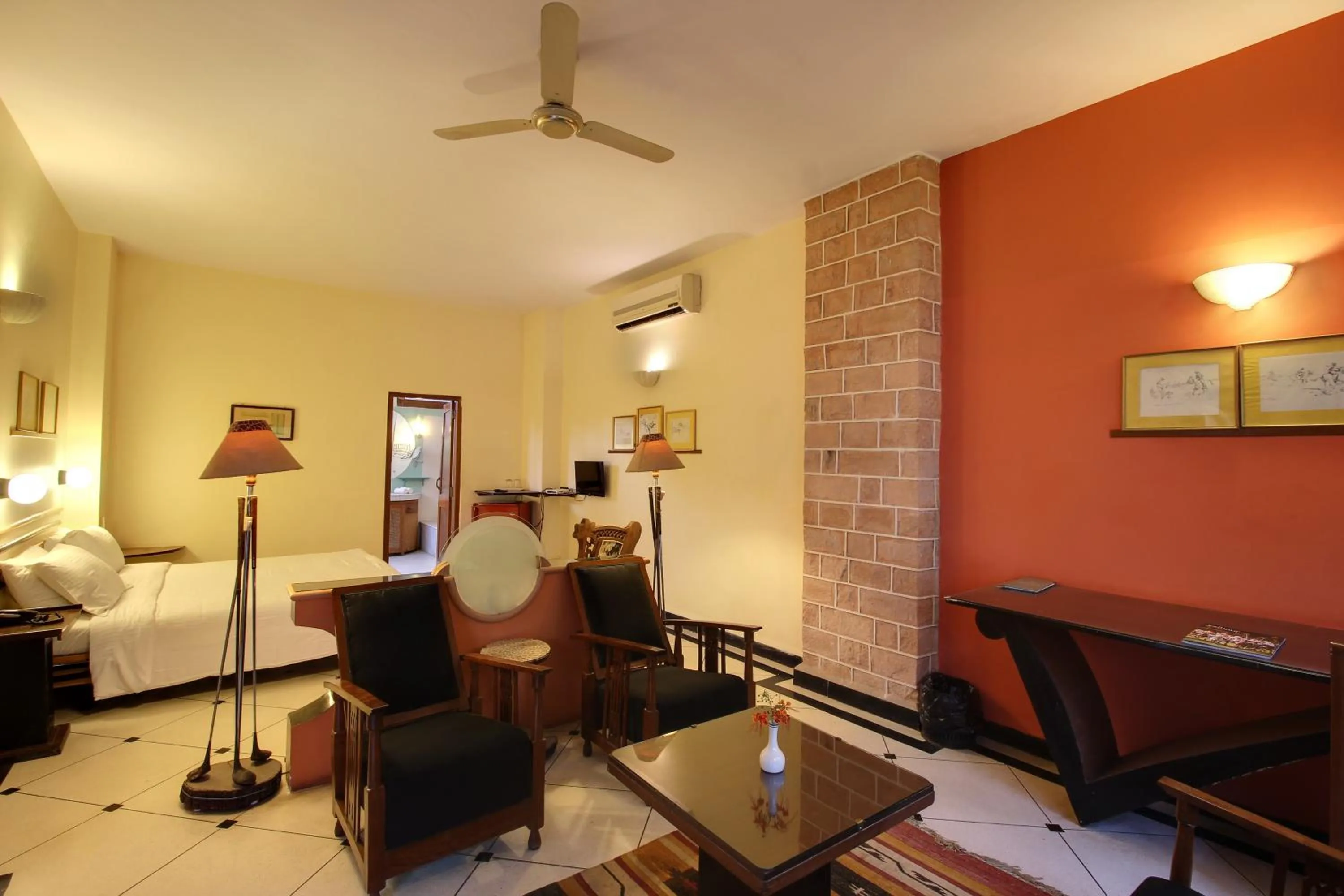 Seating area, Bed in Hotel Inn Season - Art Deco Heritage Hotel in Jodhpur