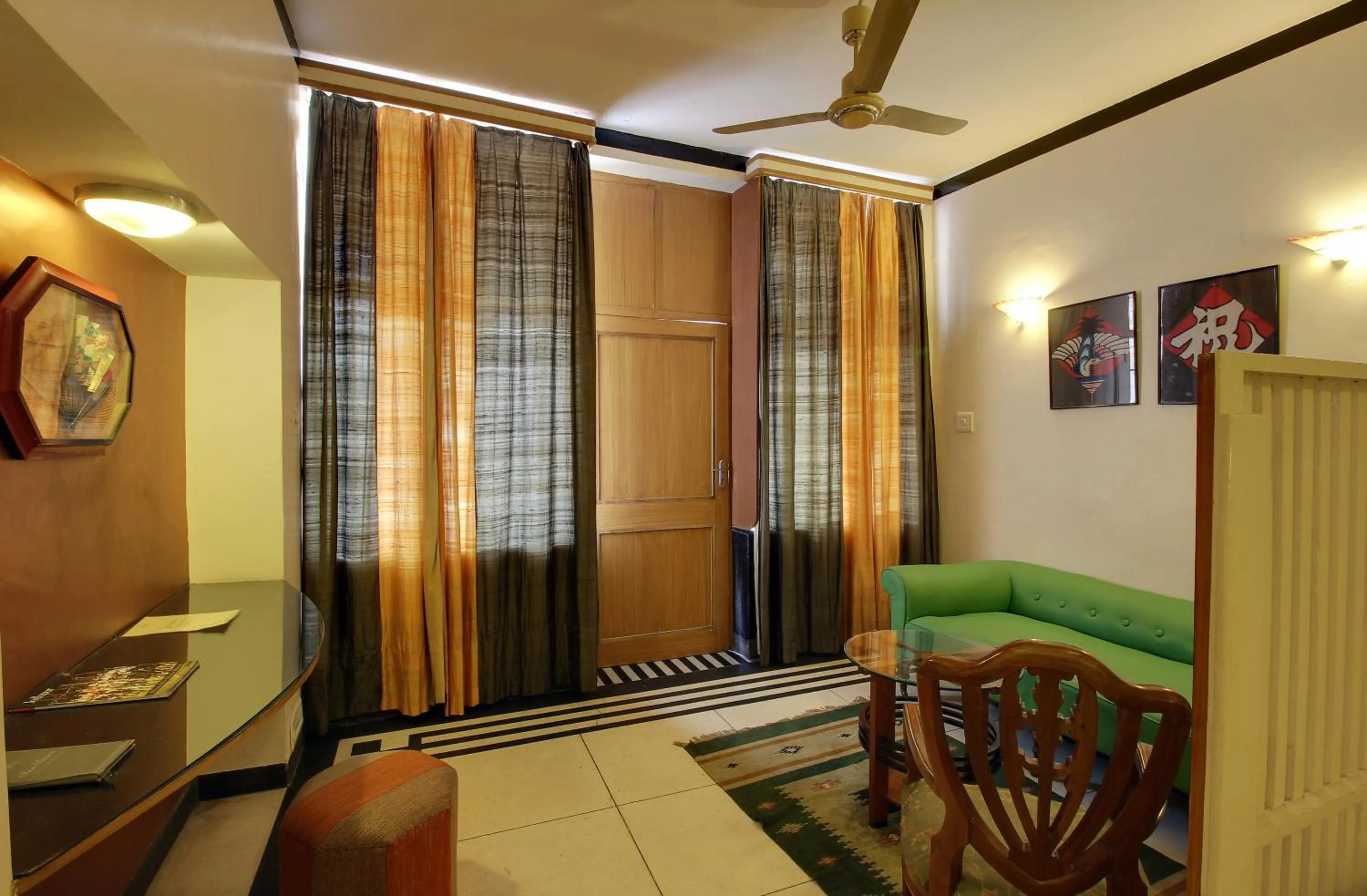 Seating area, Bed in Hotel Inn Season - Art Deco Heritage Hotel in Jodhpur