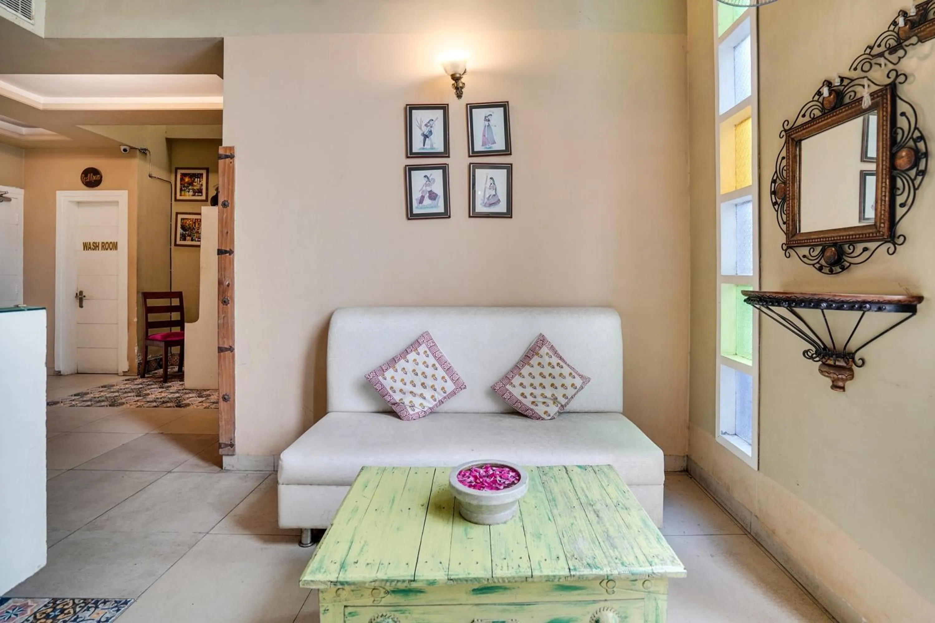 Lobby or reception in Super Townhouse Mansarovar Near Metro Station Formerly Dev Villas