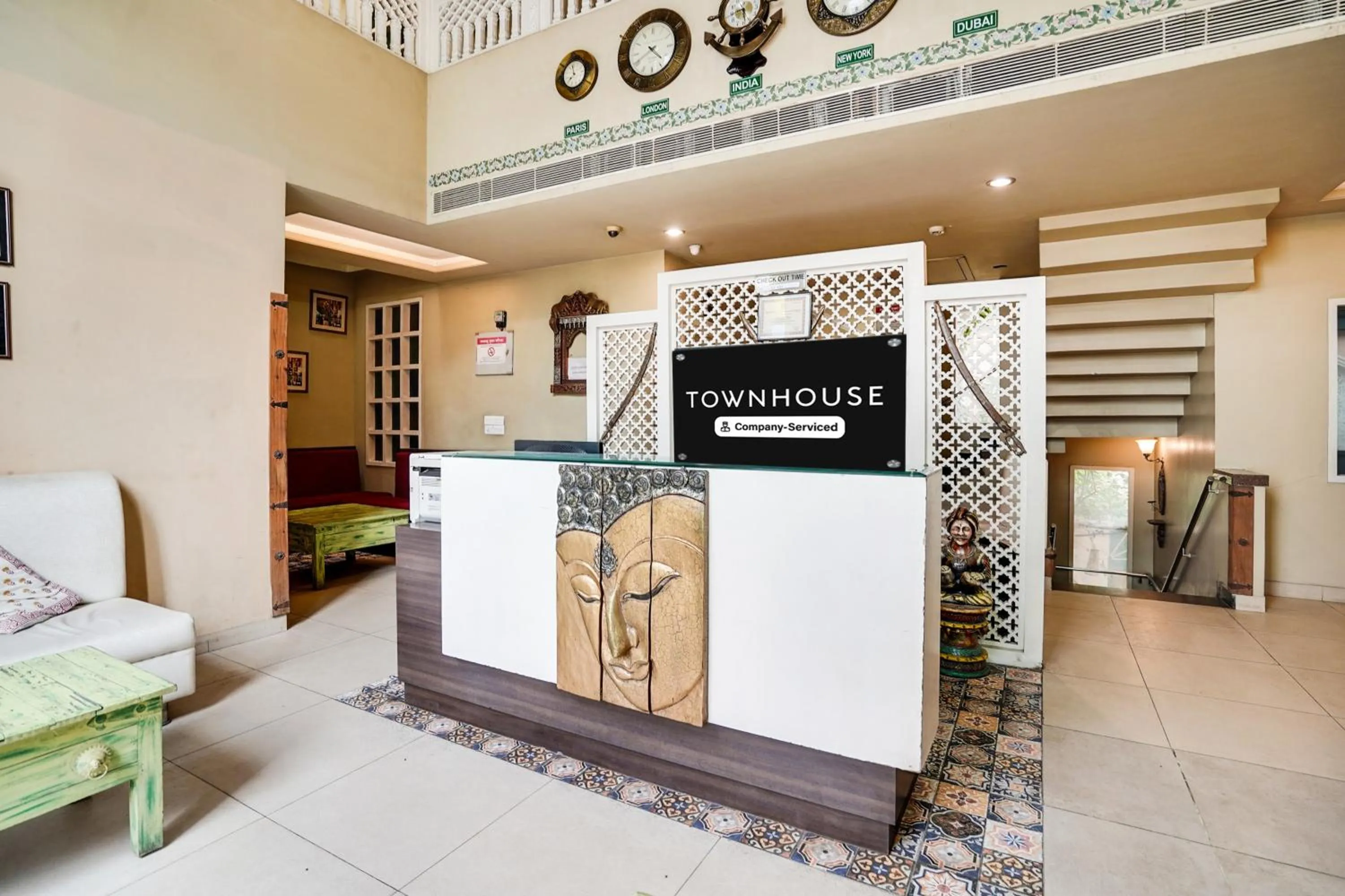 Lobby or reception in Super Townhouse Mansarovar Near Metro Station Formerly Dev Villas