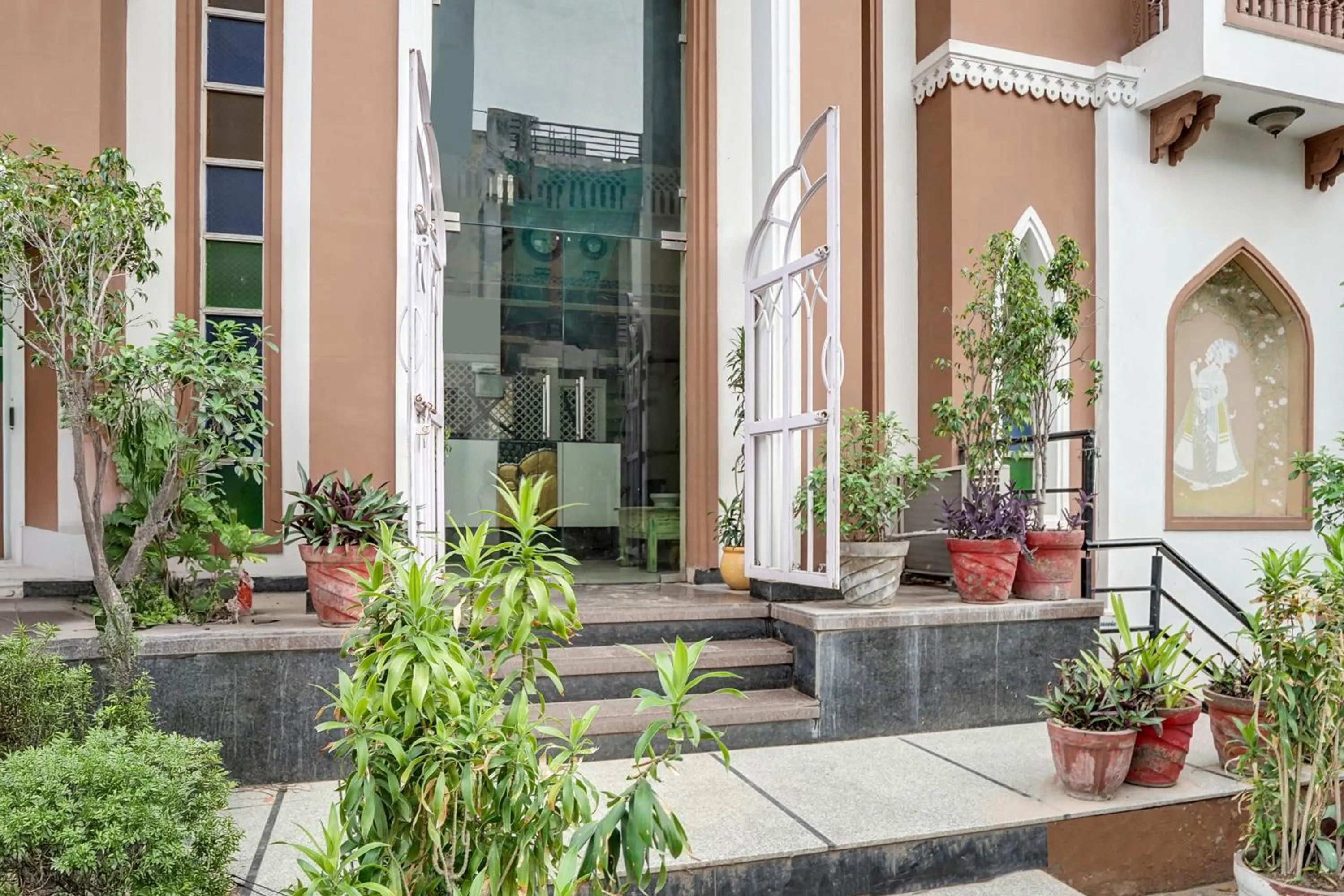 Facade/entrance in Super Townhouse Mansarovar Near Metro Station Formerly Dev Villas