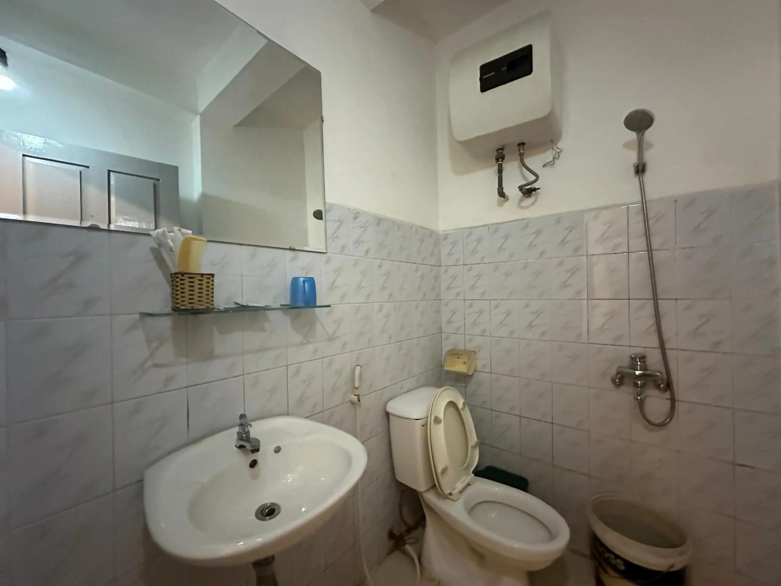 Bathroom in OYO 1233 Yen Quyen Hotel