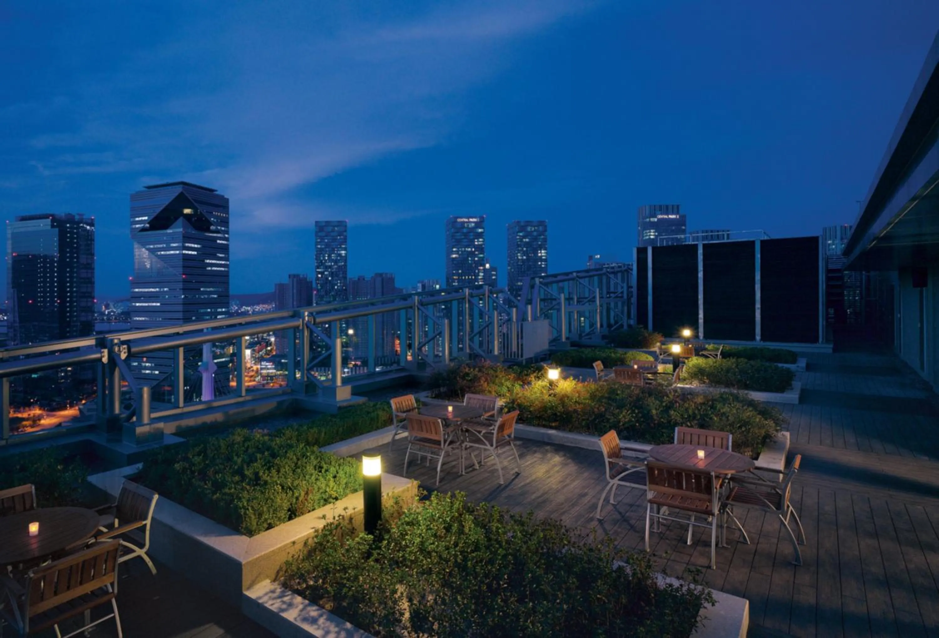 Lounge or bar in Holiday Inn Incheon Songdo by IHG