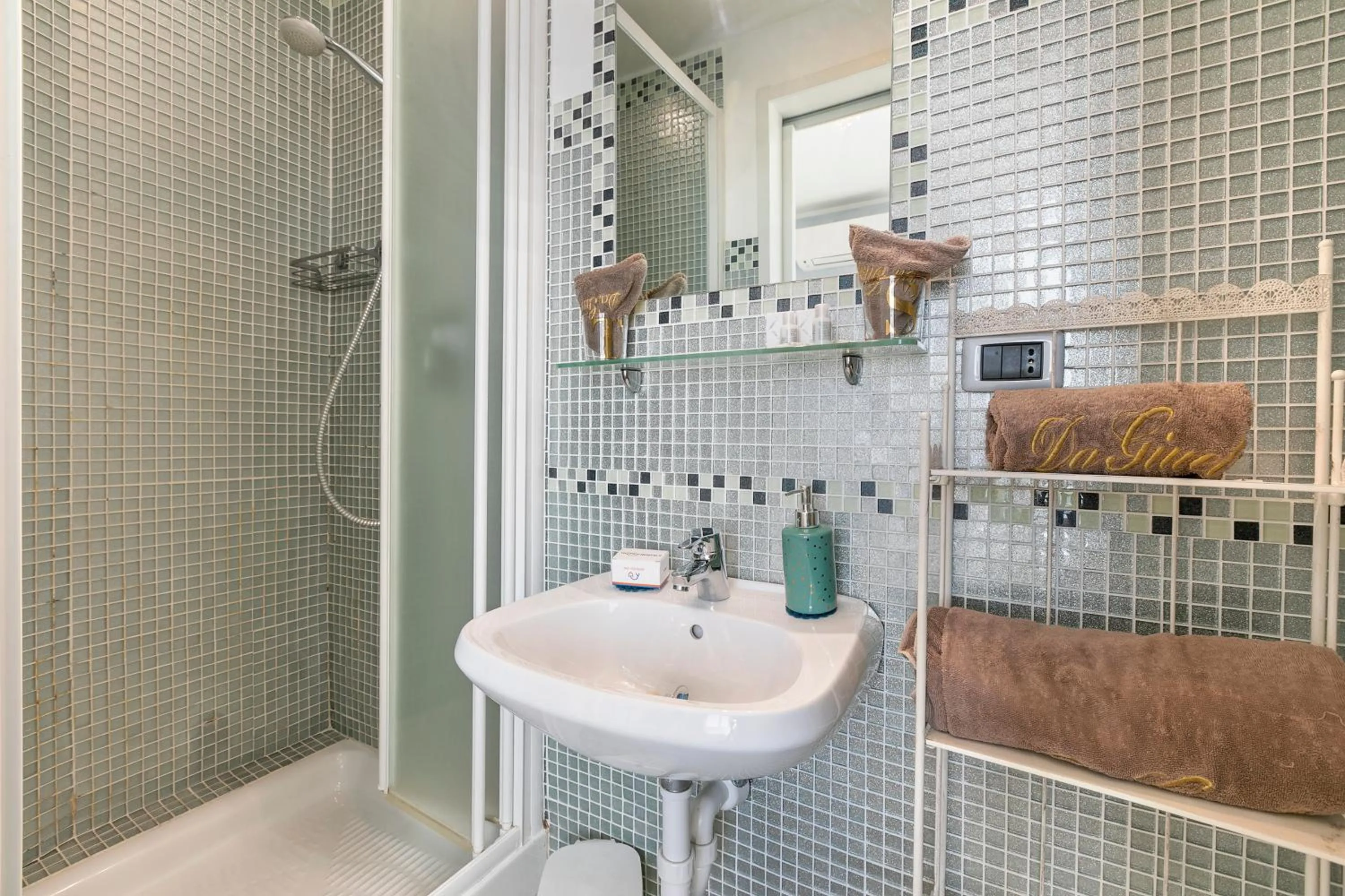 Bathroom in B&B Da Giueli Rooms On The Seafront