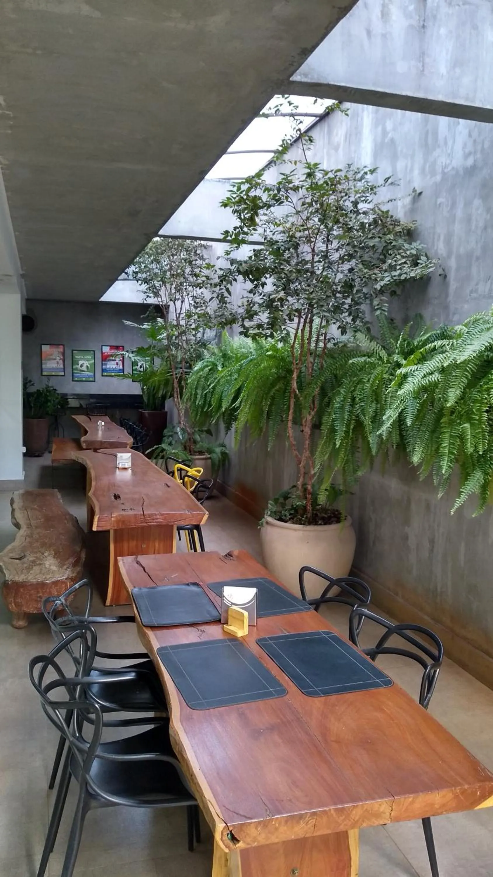 Restaurant/places to eat in AlphaPark Hotel