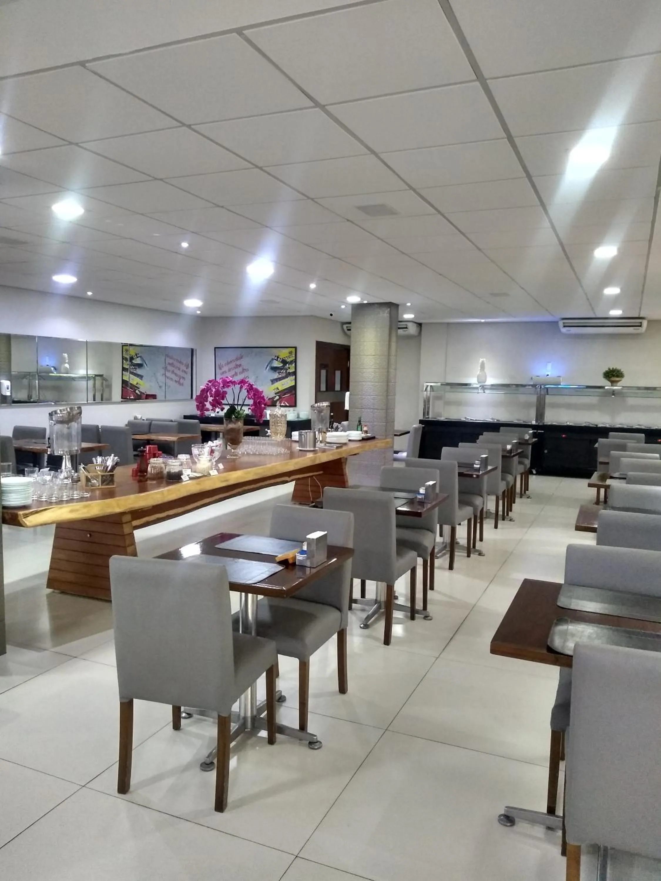 Restaurant/places to eat in AlphaPark Hotel