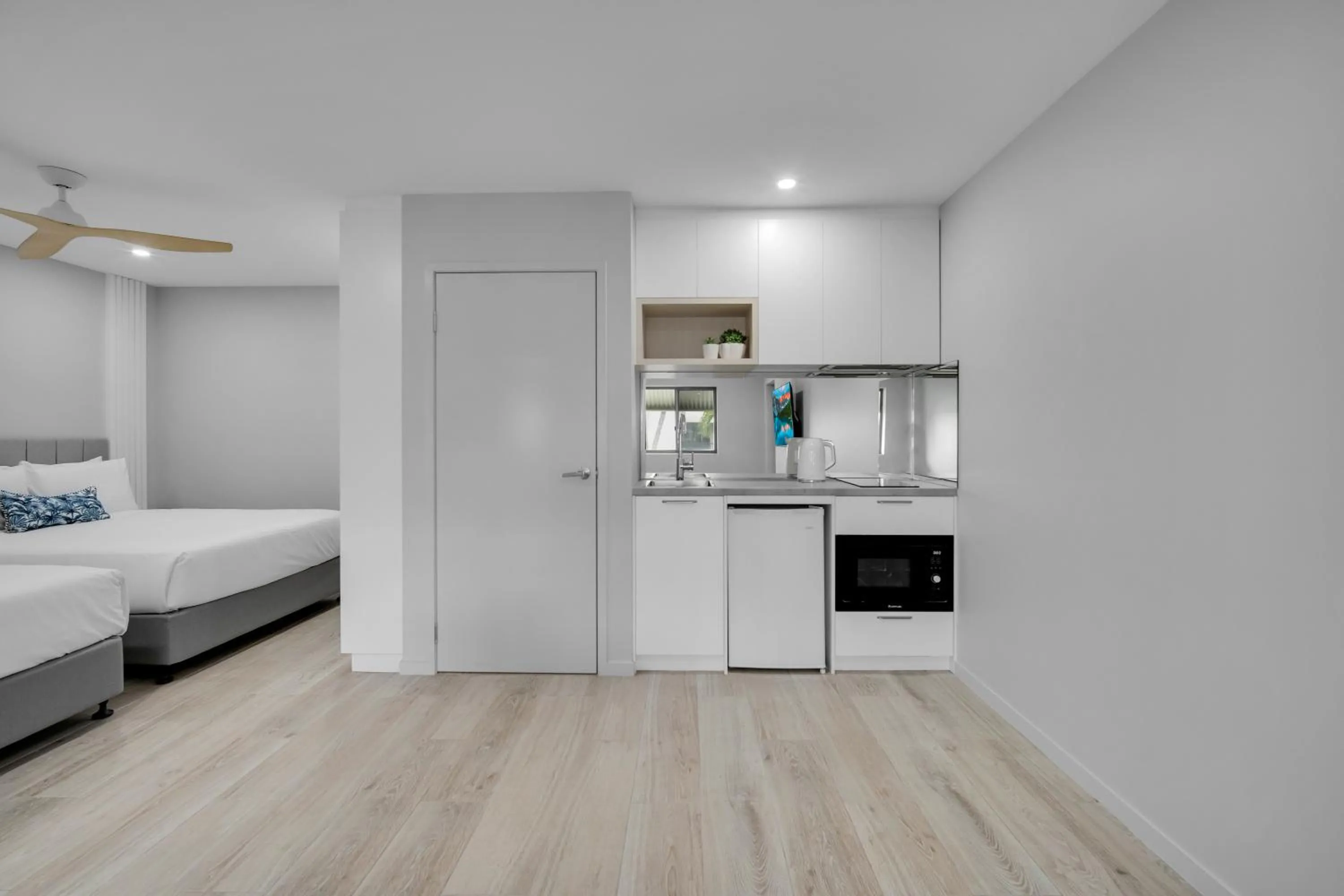 Kitchen or kitchenette, Bed in Belmoral Corporate Suites