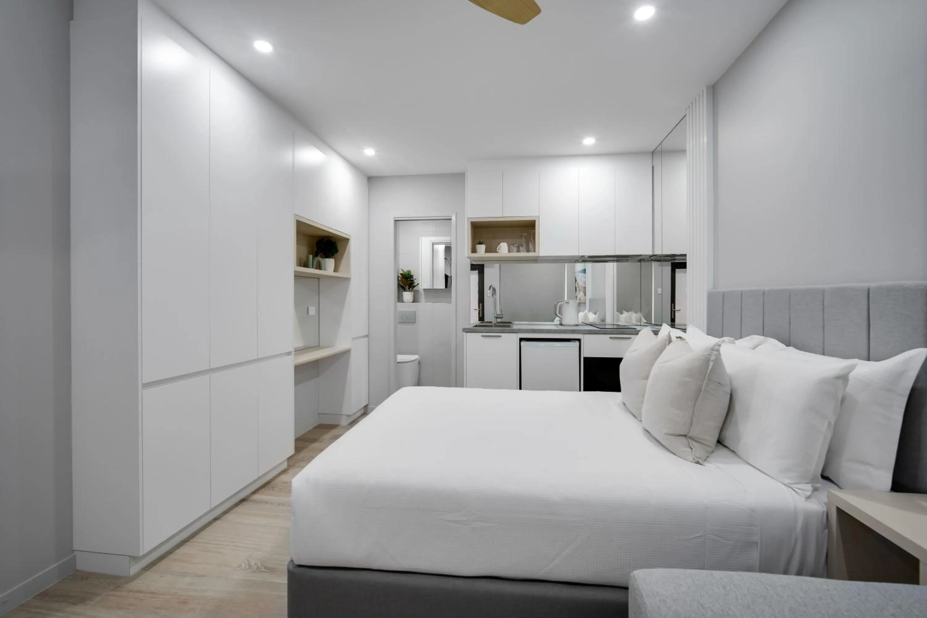 Photo of the whole room, Bed in Belmoral Corporate Suites