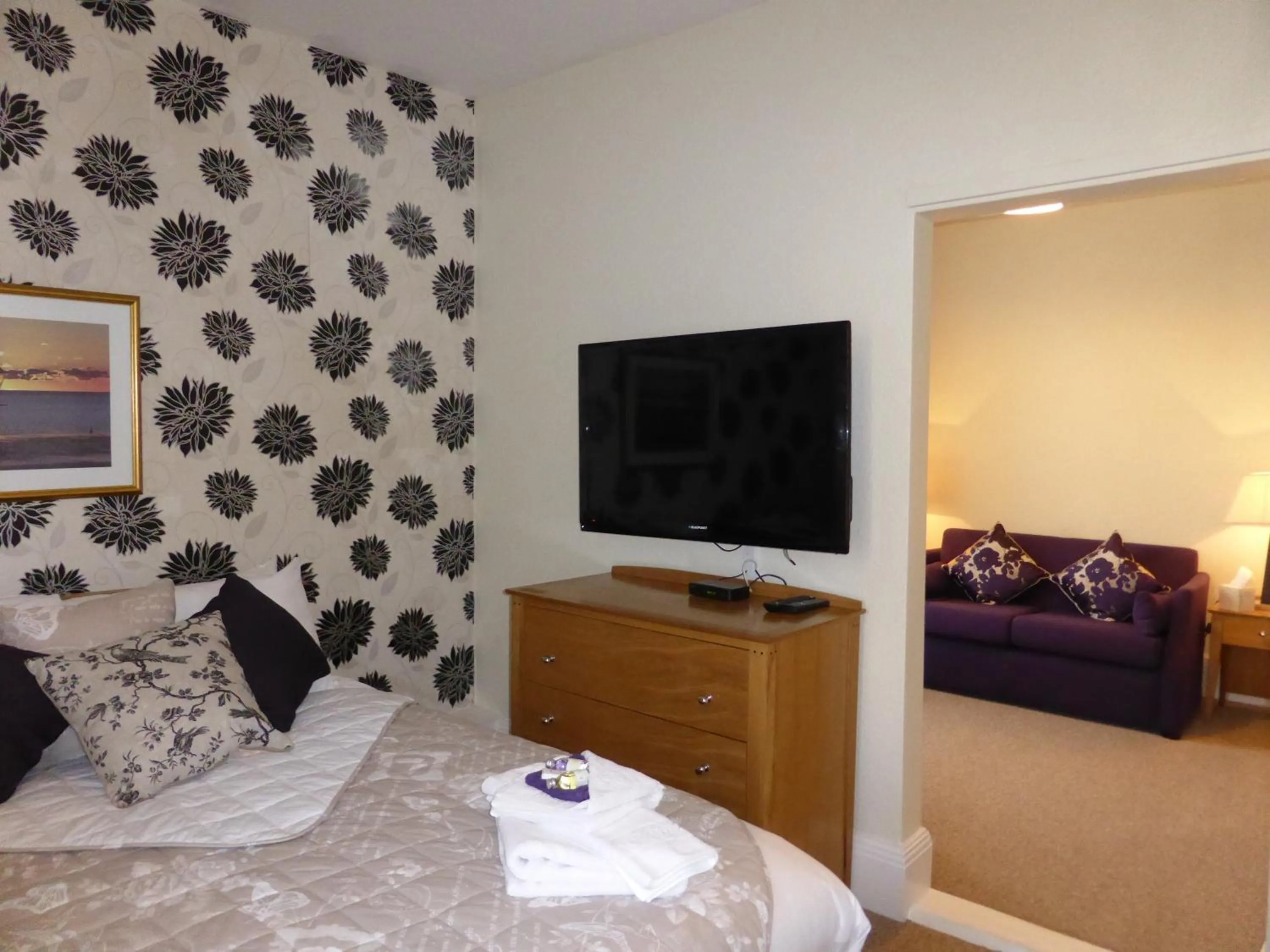 Seating area, Bed in Bailey Ground Lodge