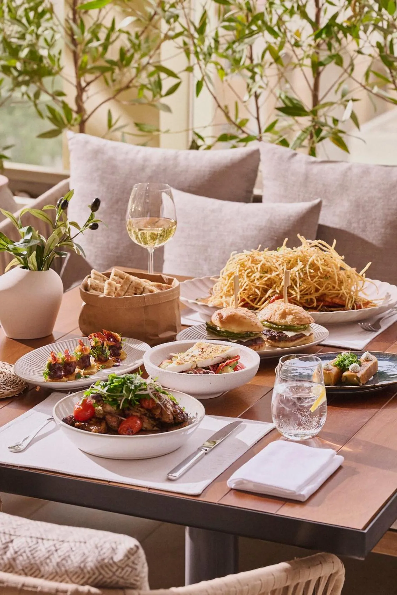 Restaurant/places to eat in Novotel Riyadh Sahafa