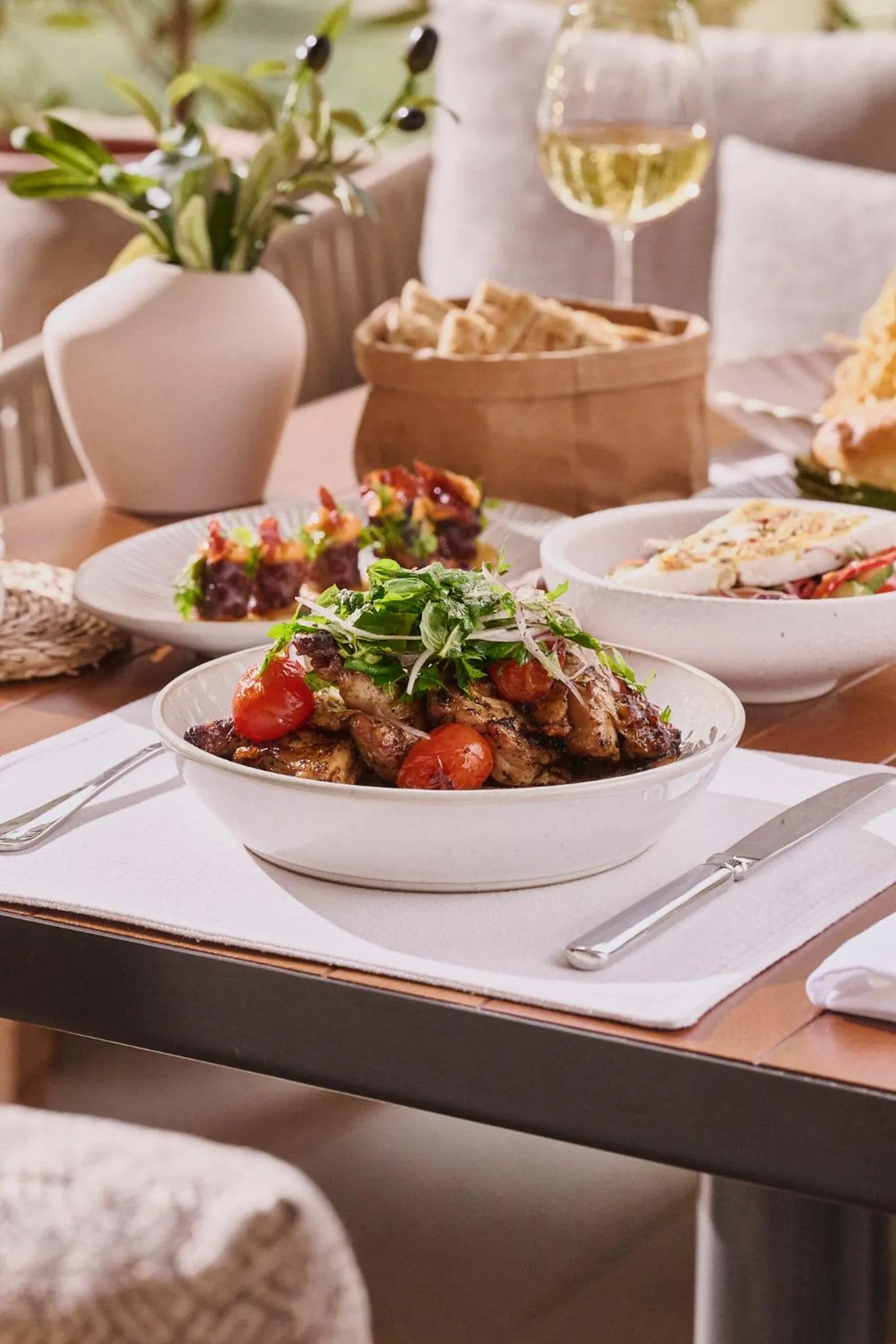 Restaurant/places to eat in Novotel Riyadh Sahafa