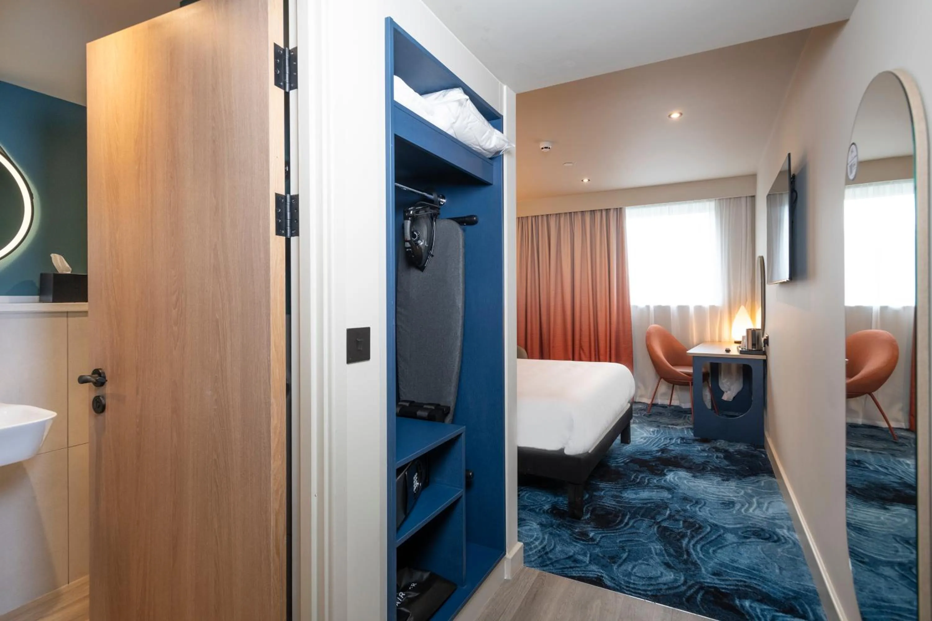 wardrobe, Bed in ibis Styles Burton On Trent