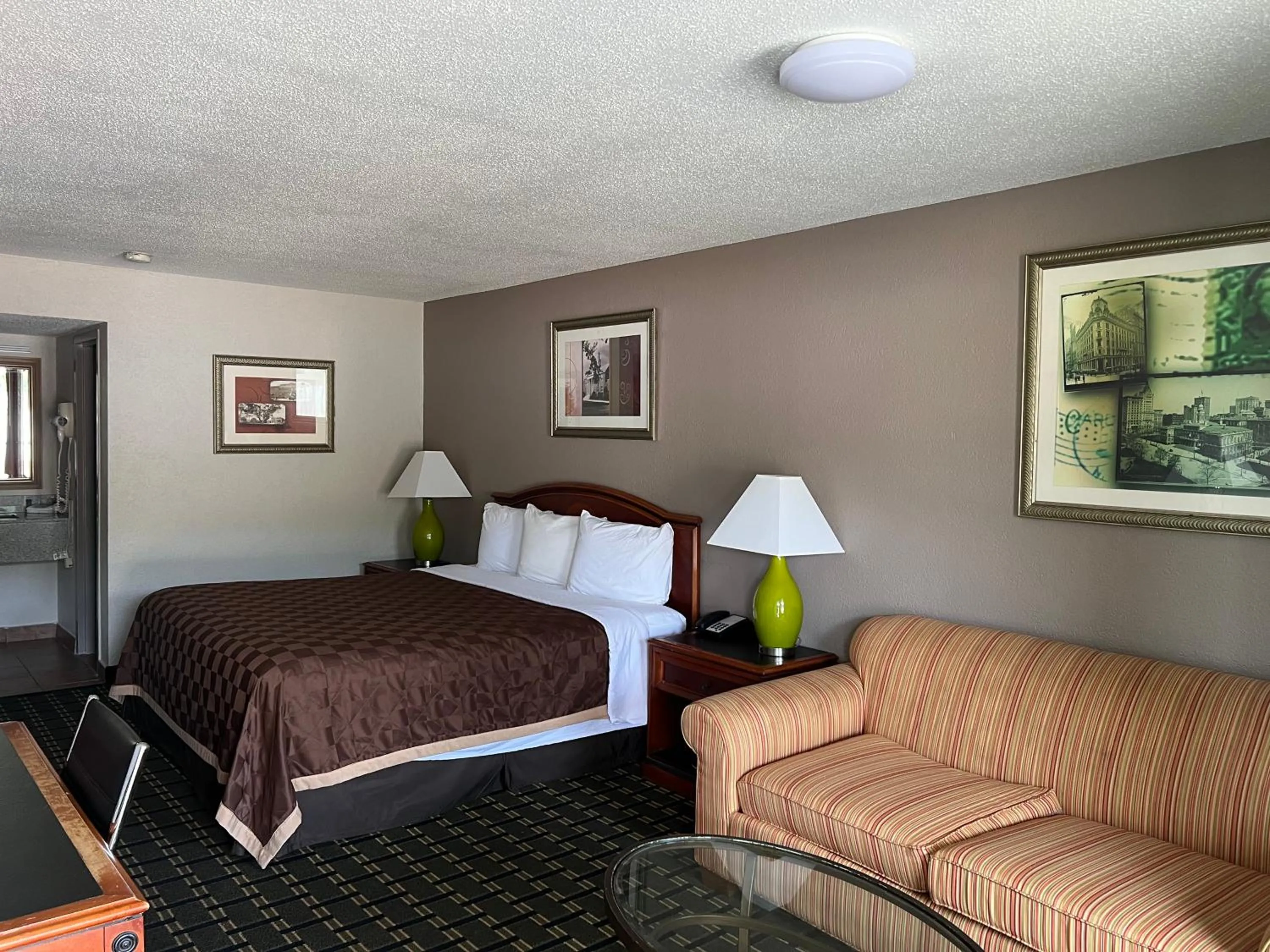 Bed in American Inn Columbia