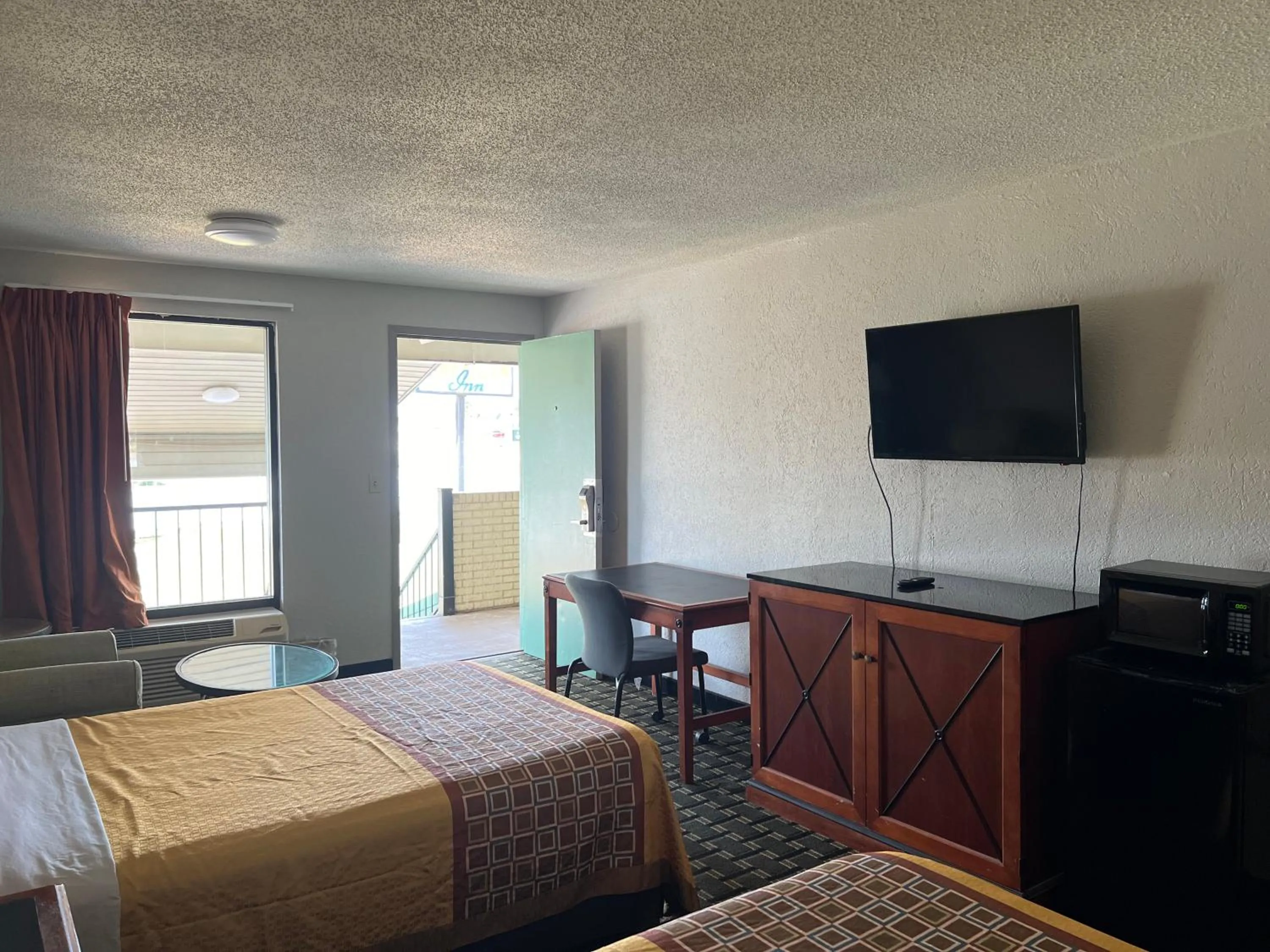 Bed in American Inn Columbia