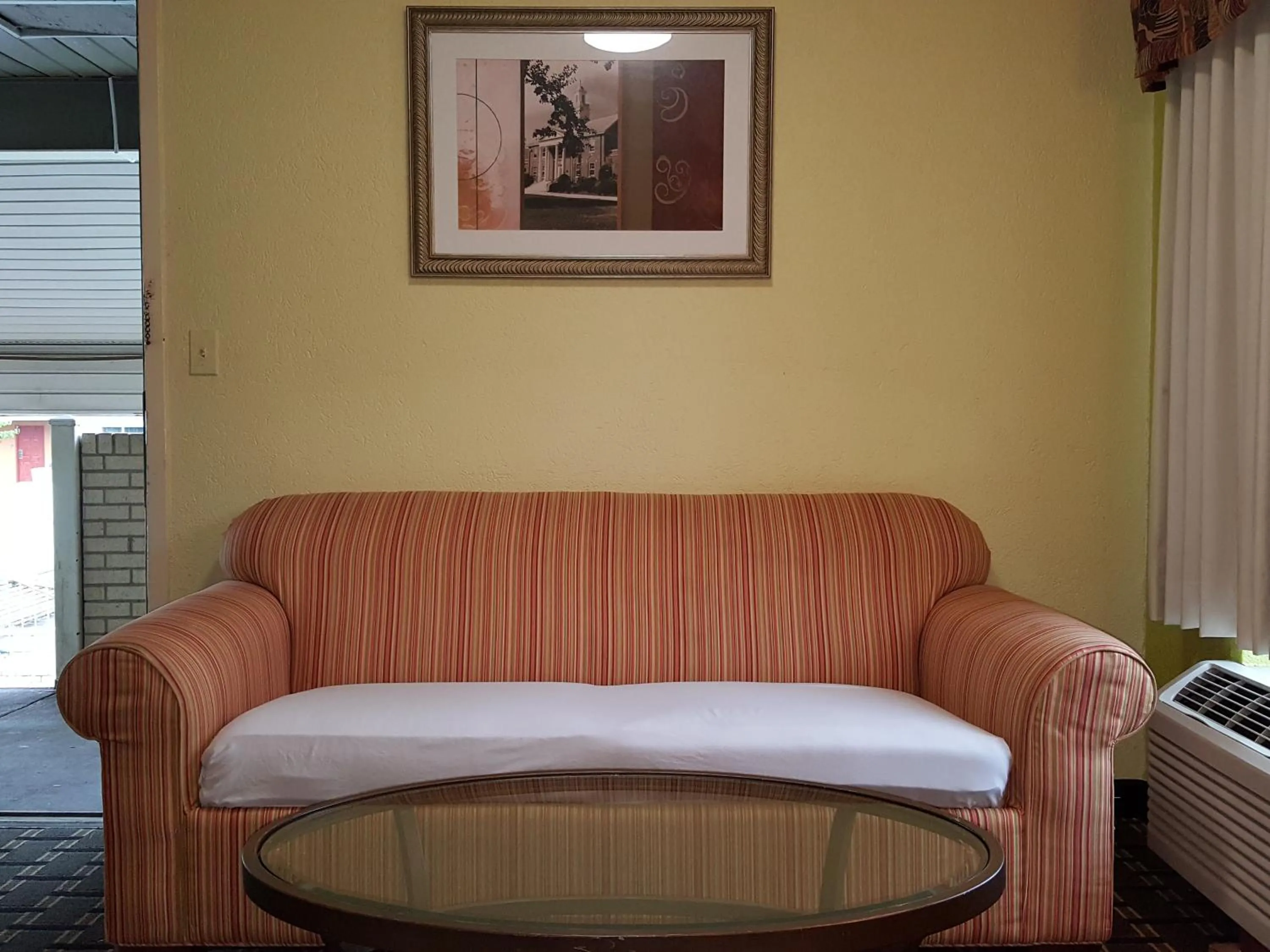 Seating area in American Inn Columbia