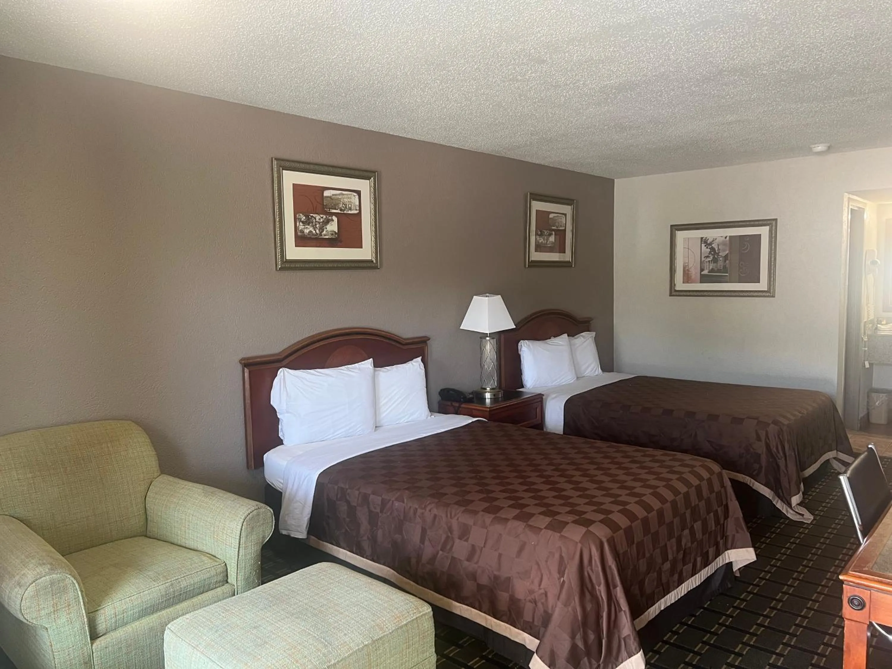 Bed in American Inn Columbia