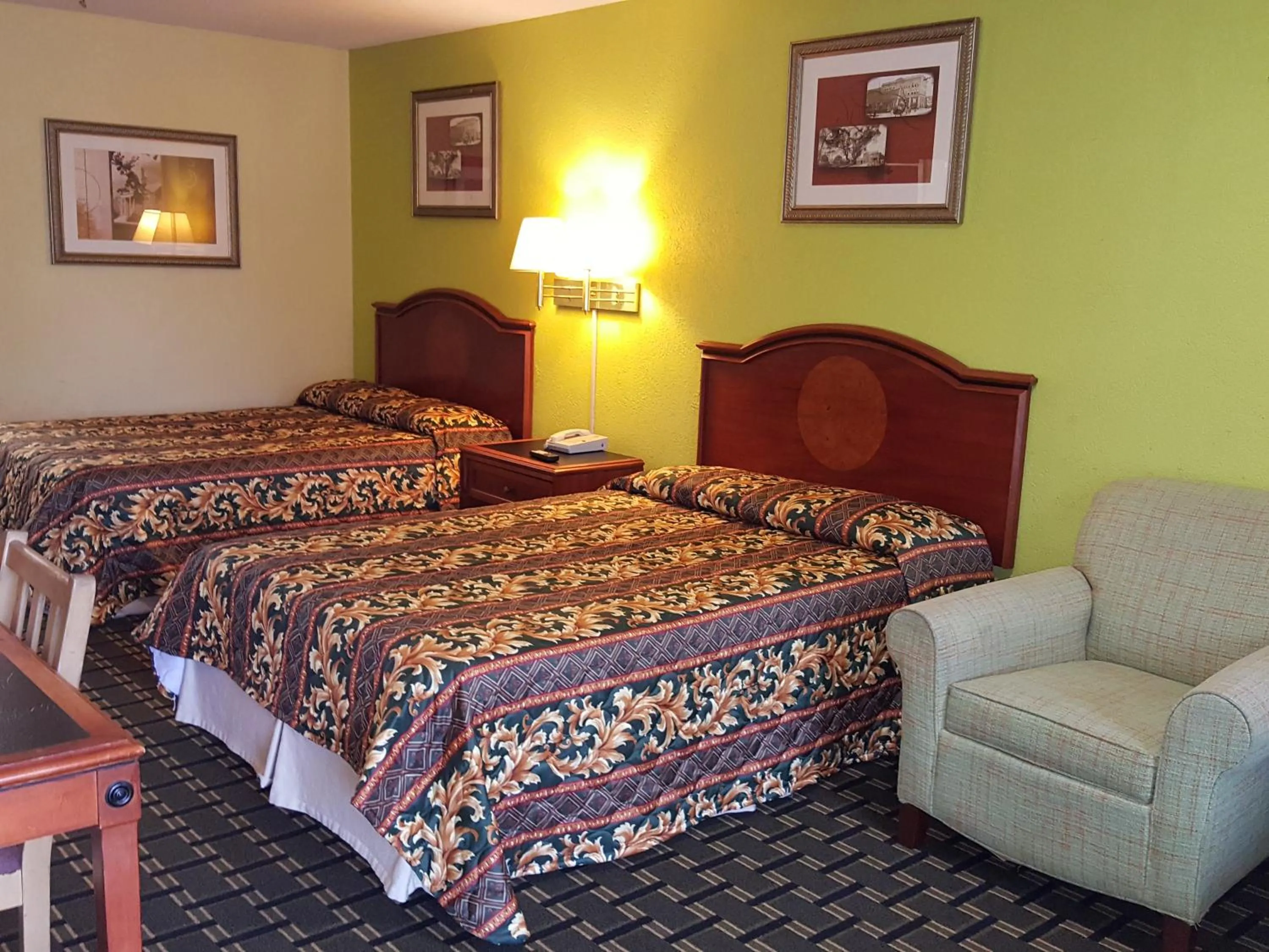 Bed in American Inn Columbia