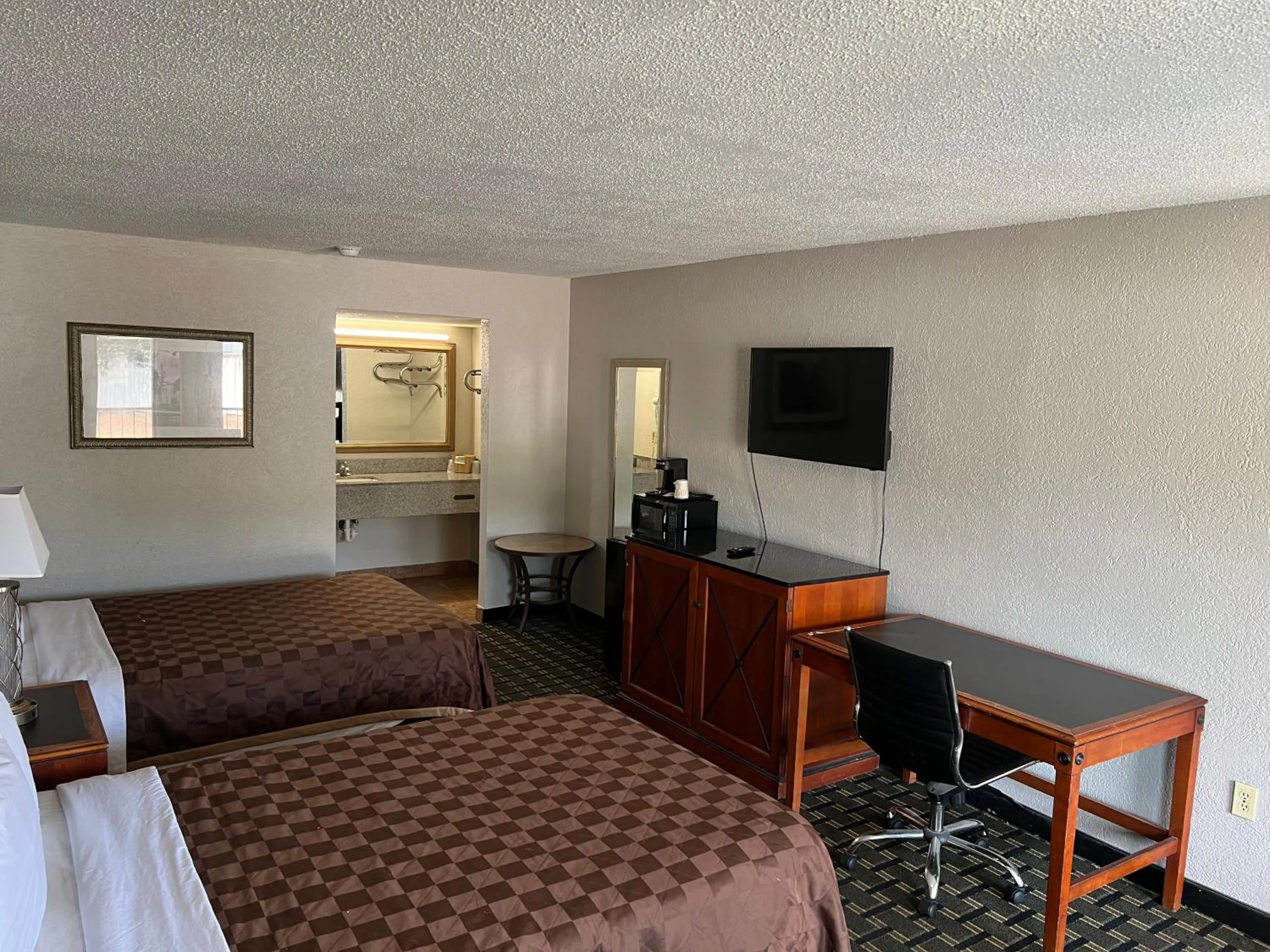 Bed in American Inn Columbia